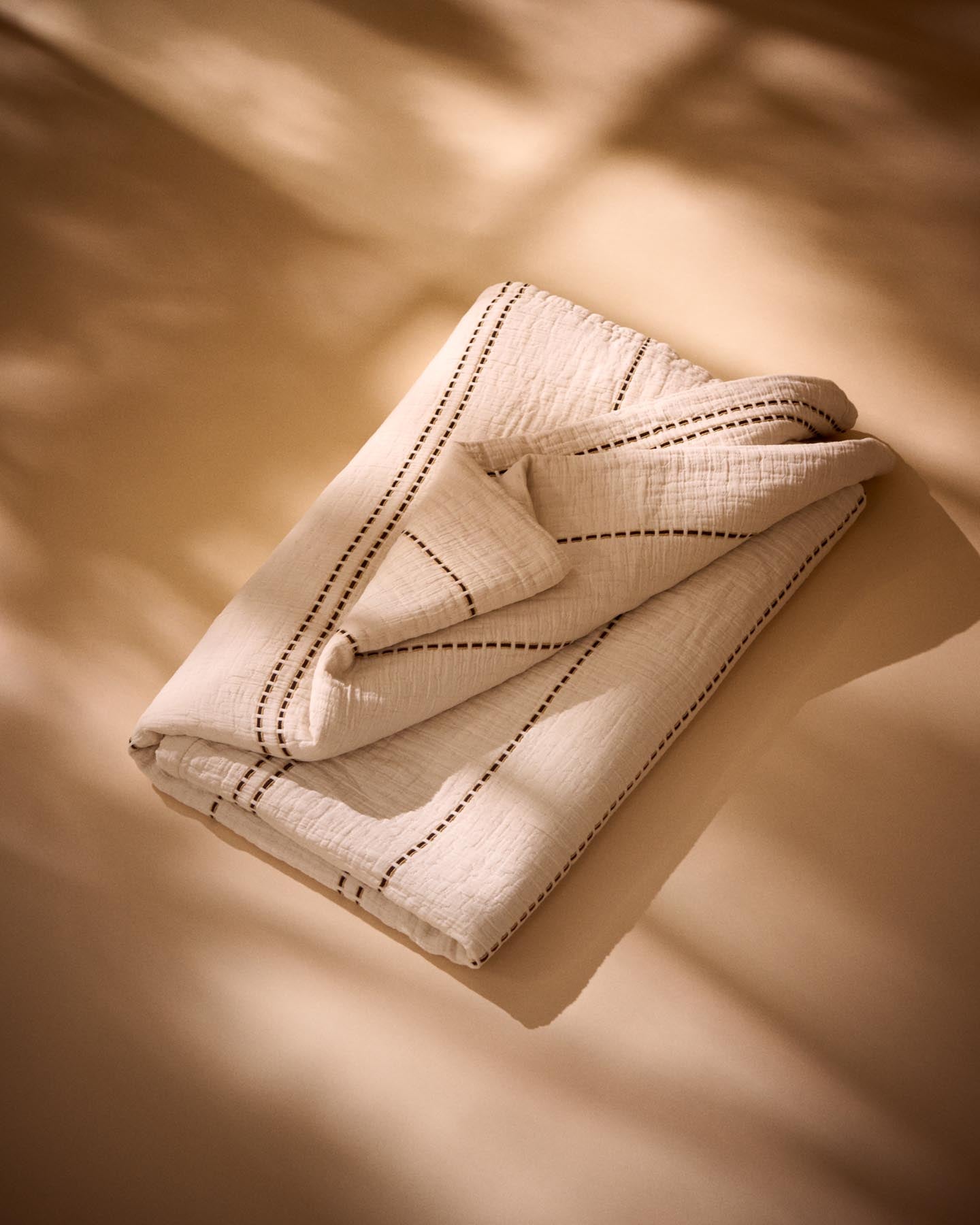 Tagesdecke Siloda aus Doppelgaze aus Baumwolle mit beigen Streifen für 150/160-cm-Betten in Beige präsentiert im Onlineshop von KAQTU Design AG. Bettwäsche ist von Kave Home