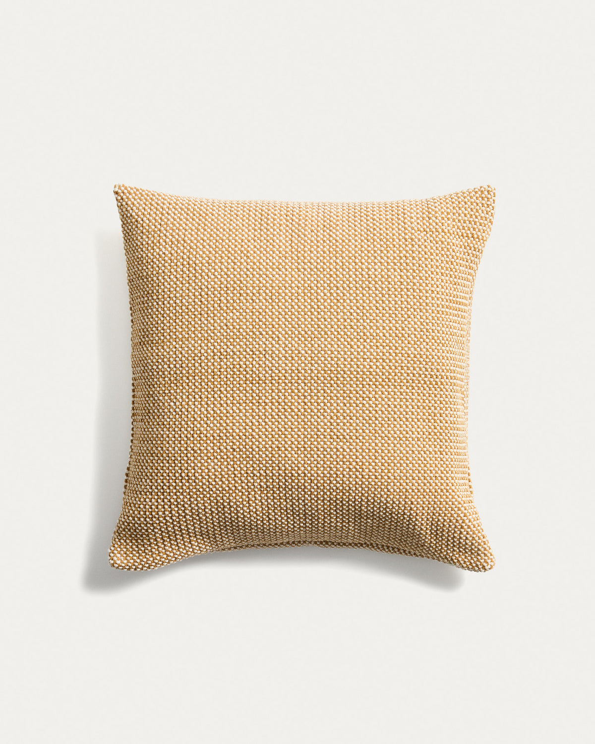 Kissenbezug Narida aus 100 % Baumwolljacquard in Senfgelb, 50 x 50 cm in Senfgelb präsentiert im Onlineshop von KAQTU Design AG. Deko Kissenbezug ist von Kave Home