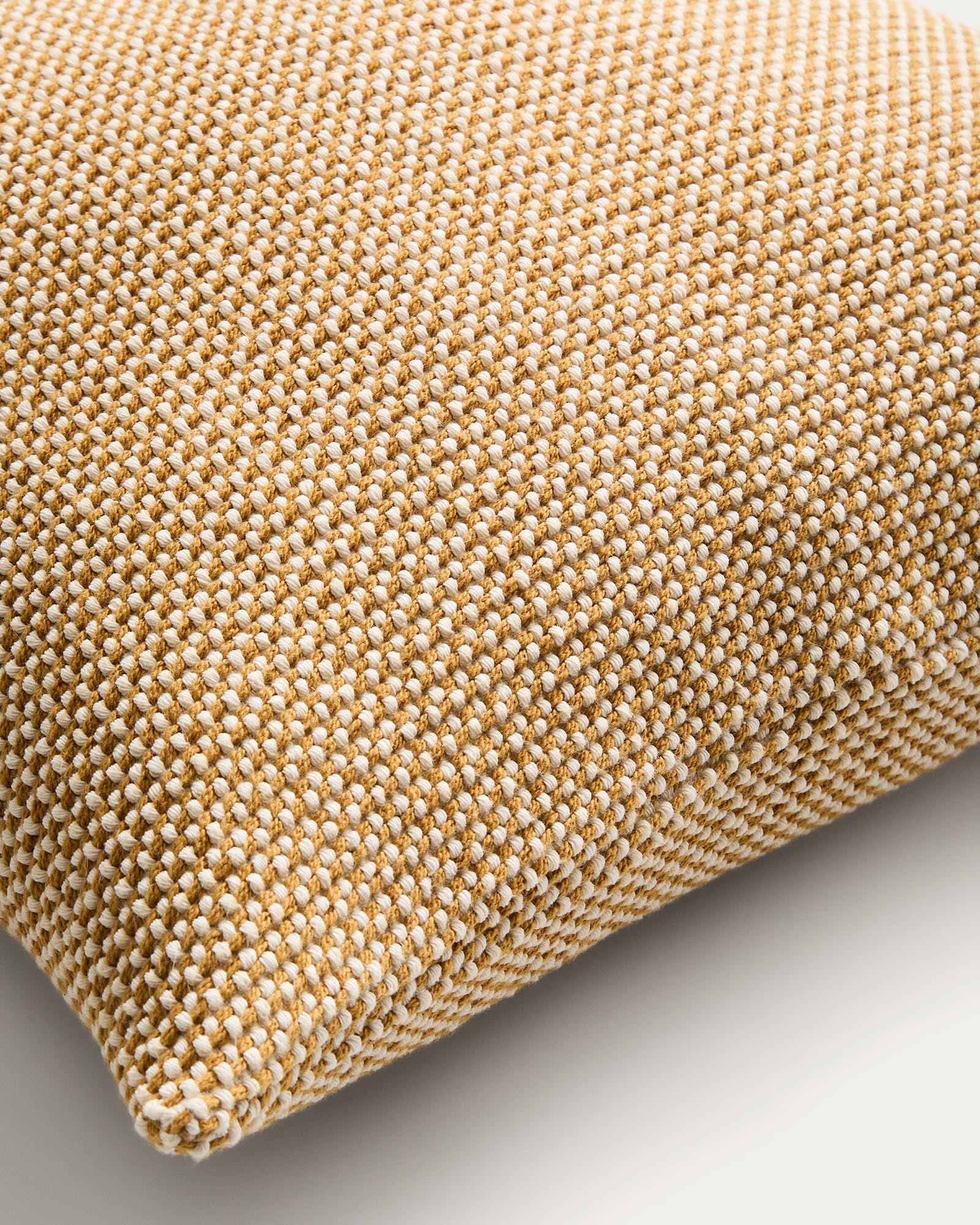 Stylischer Kissenbezug Narida in Senfgelb, gefertigt aus hochwertigem Baumwolljacquard, 50 x 50 cm, ideal für moderne Wohnräume.