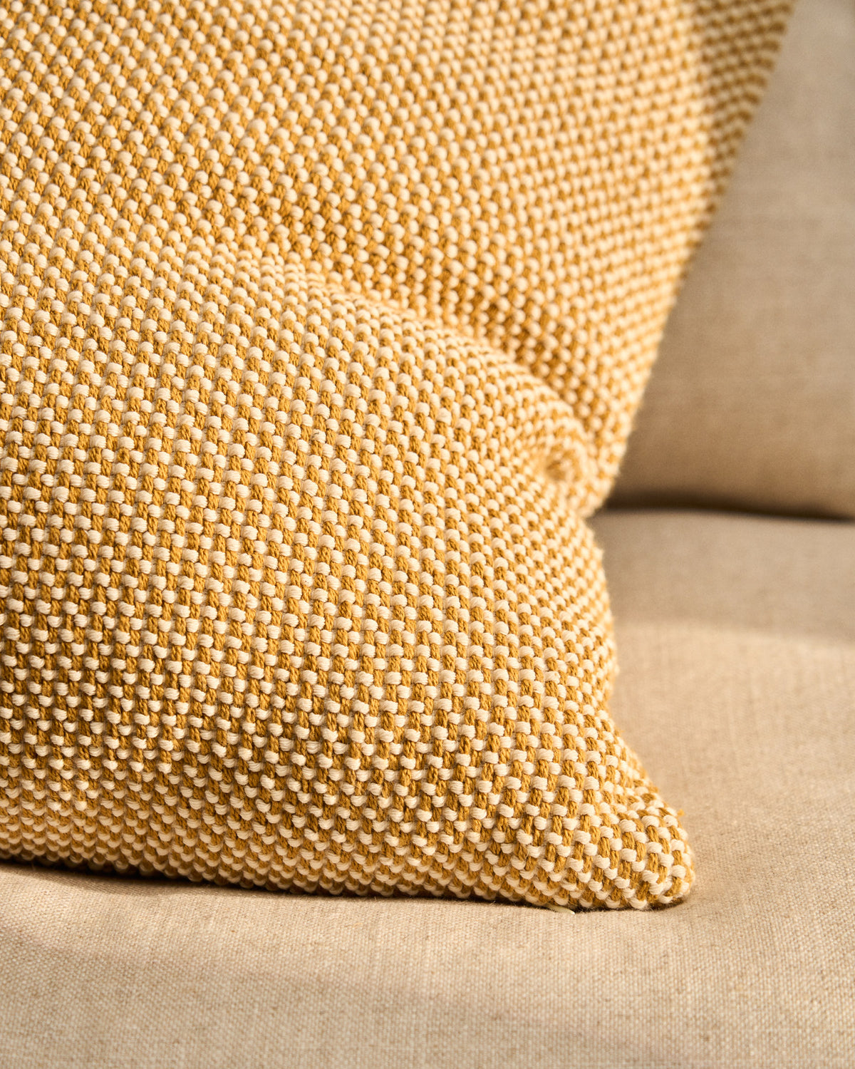 Kissenbezug Narida aus 100 % Baumwolljacquard in Senfgelb, 50 x 50 cm in Senfgelb präsentiert im Onlineshop von KAQTU Design AG. Deko Kissenbezug ist von Kave Home