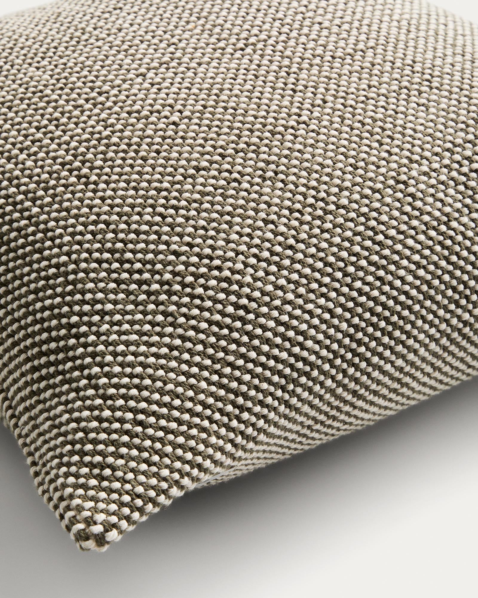 Eleganter Kissenbezug Narida in sattem Grün, gefertigt aus hochwertigem Baumwolljacquard, 50 x 50 cm, ideal für stilvolle Wohnakzente.