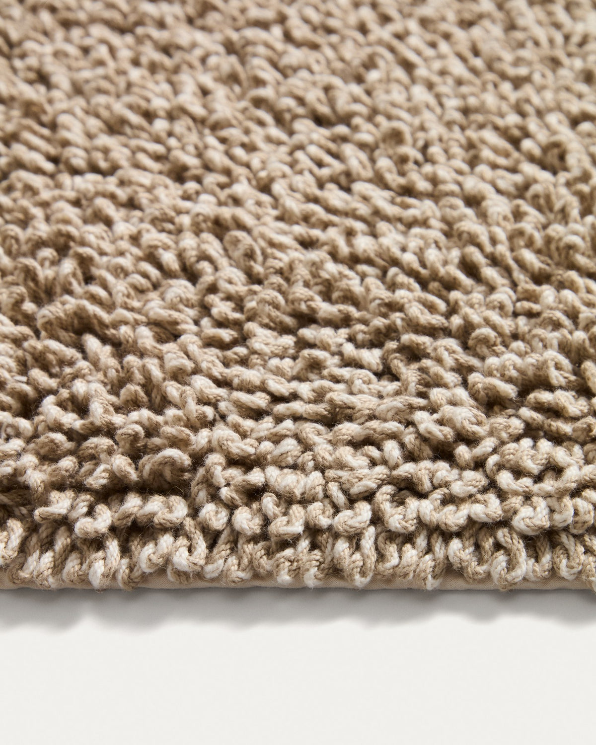 Beige melierte Badezimmermatte Aroia aus Bouclé-Stoff mit strukturierter Oberfläche, rechteckige Form, 50 x 70 cm, aus natürlichen Fasern.