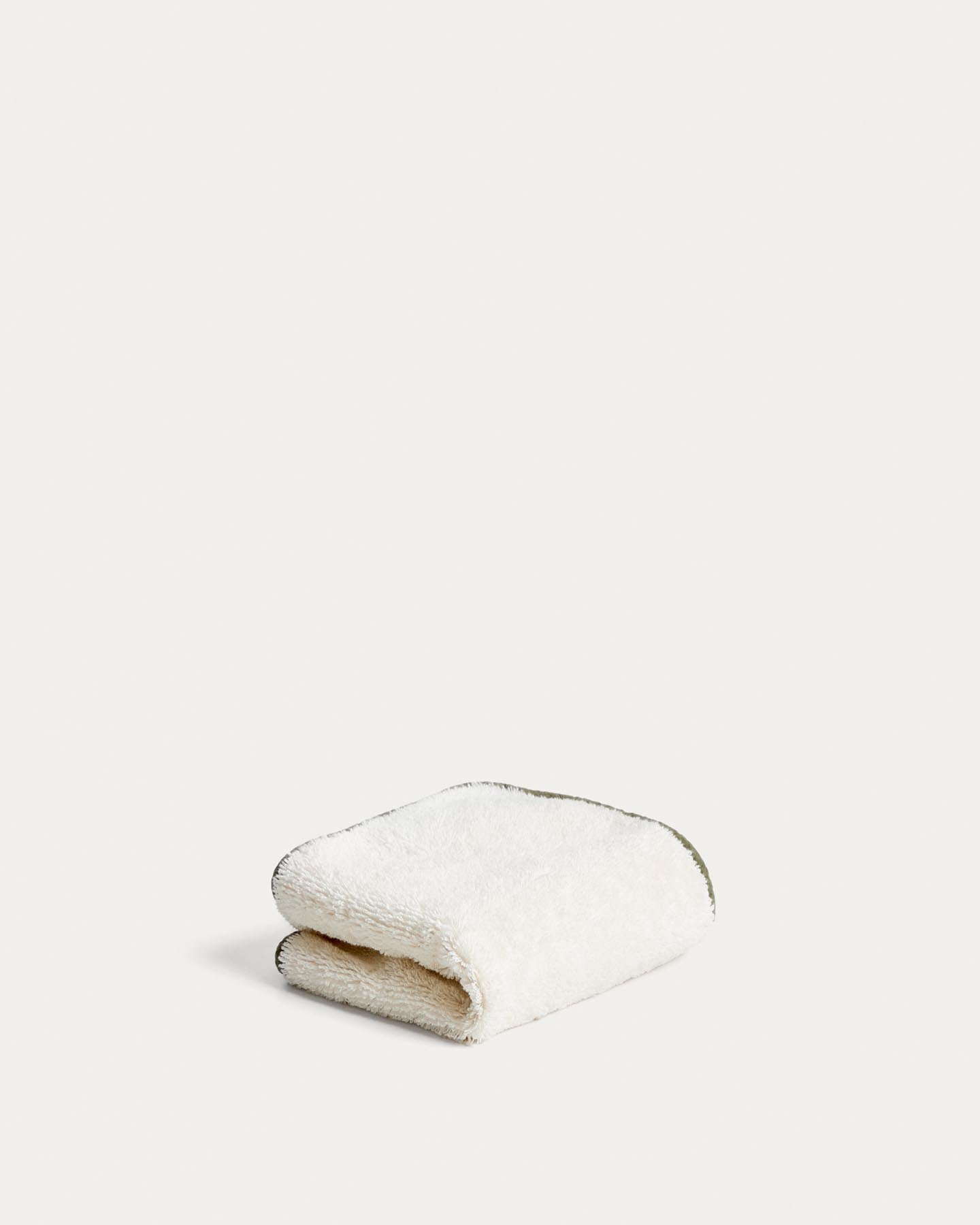 Handtuch Sedora aus 100 % Baumwolle mit grünem Kontrastdetail 30 x 50 cm in Grün präsentiert im Onlineshop von KAQTU Design AG. Handtuch ist von Kave Home