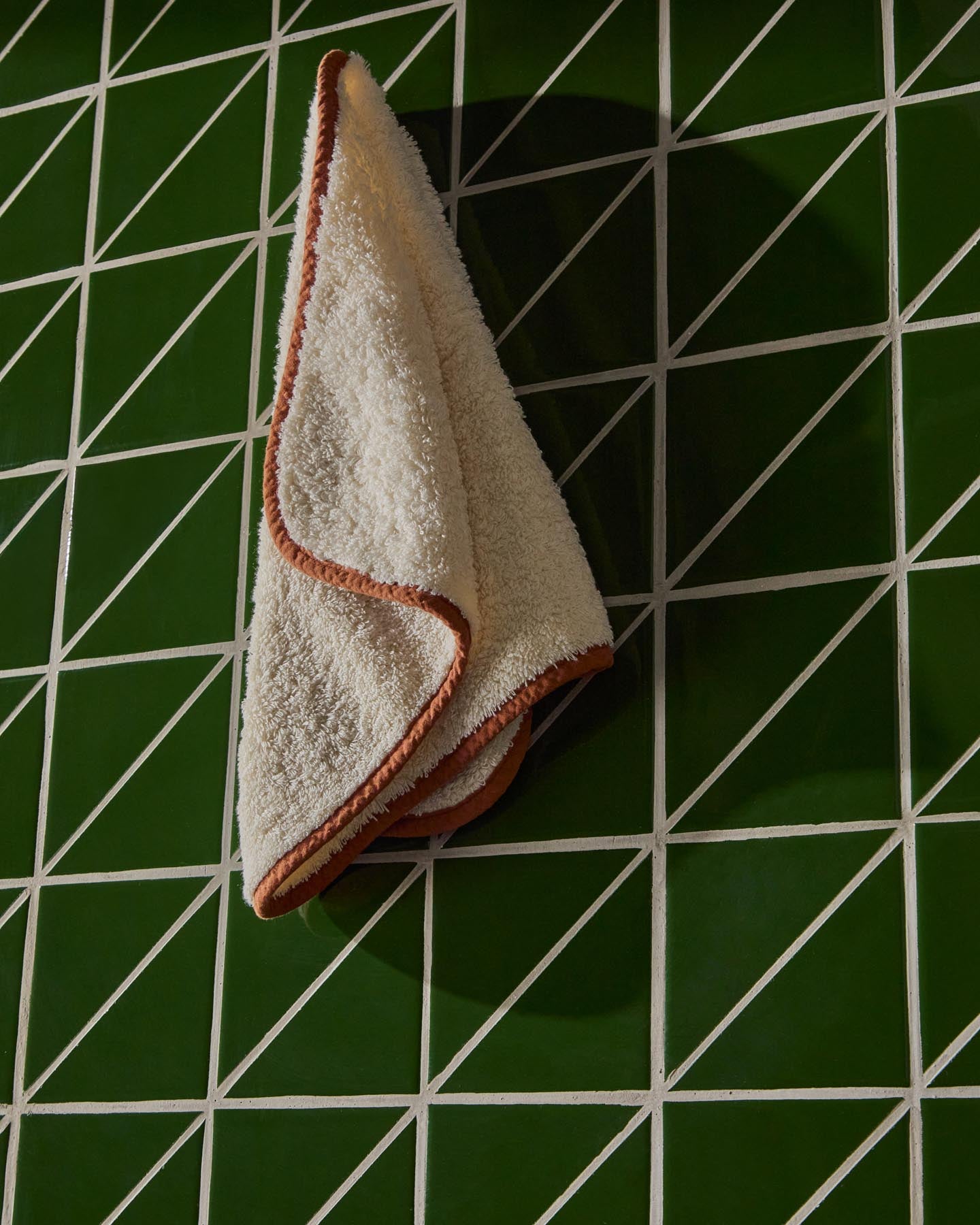Handtuch Sedora aus 100 % Baumwolle mit orangefarbenem Kontrastdetail 30 x 50 cm in Orange präsentiert im Onlineshop von KAQTU Design AG. Handtuch ist von Kave Home