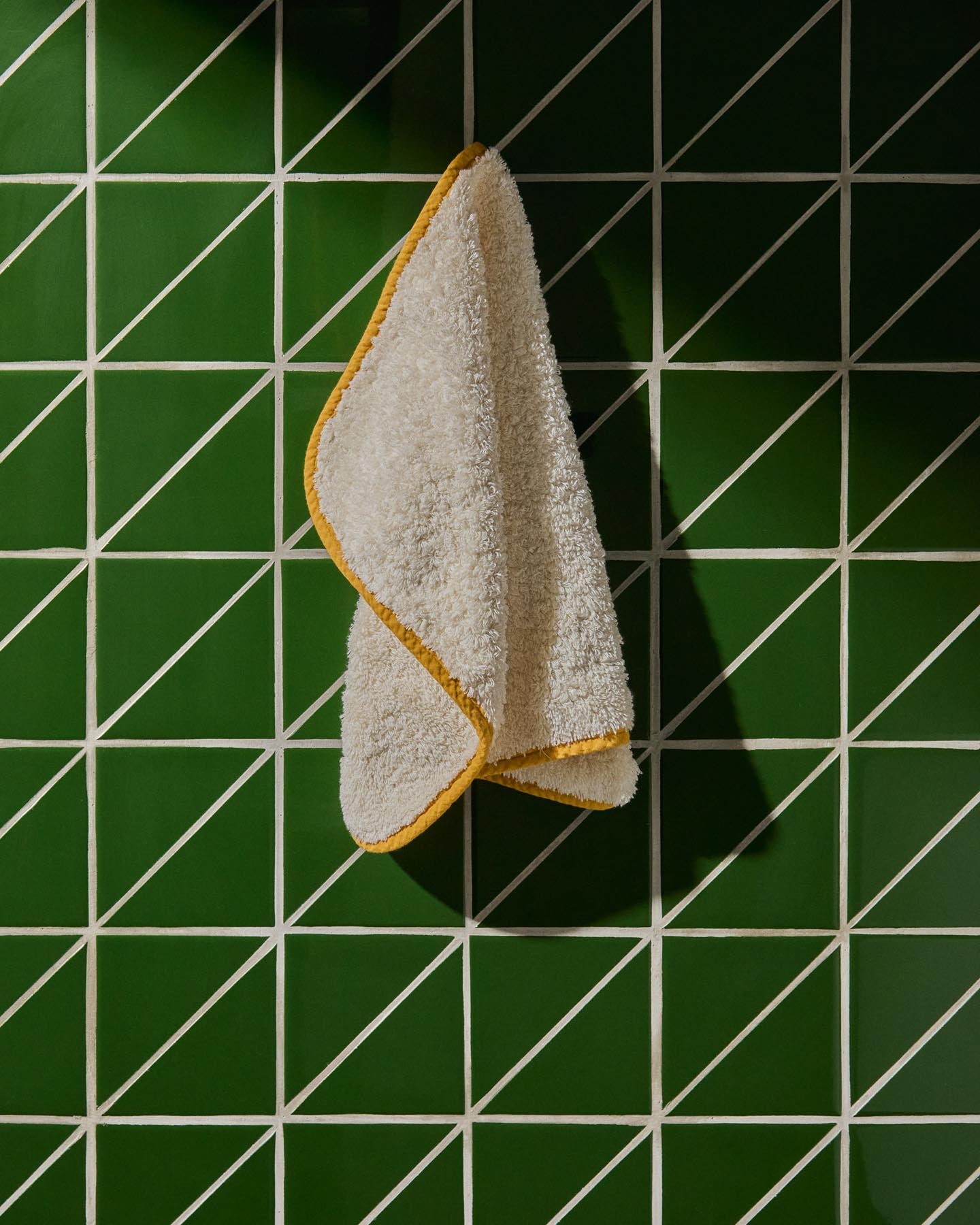 Handtuch Sedora aus 100 % Baumwolle mit gelbem Kontrastdetail 30 x 50 cm in Gelb präsentiert im Onlineshop von KAQTU Design AG. Handtuch ist von Kave Home