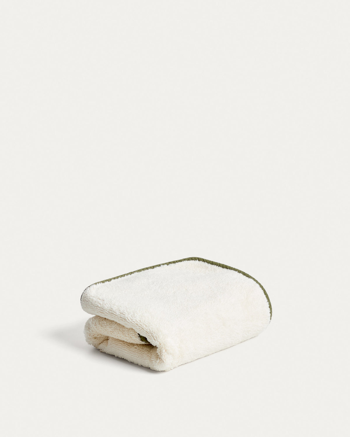 Handtuch Sedora aus 100 % Baumwolle mit grünem Kontrastdetail 50 x 90 cm in Grün, Weiss präsentiert im Onlineshop von KAQTU Design AG. Handtuch ist von Kave Home