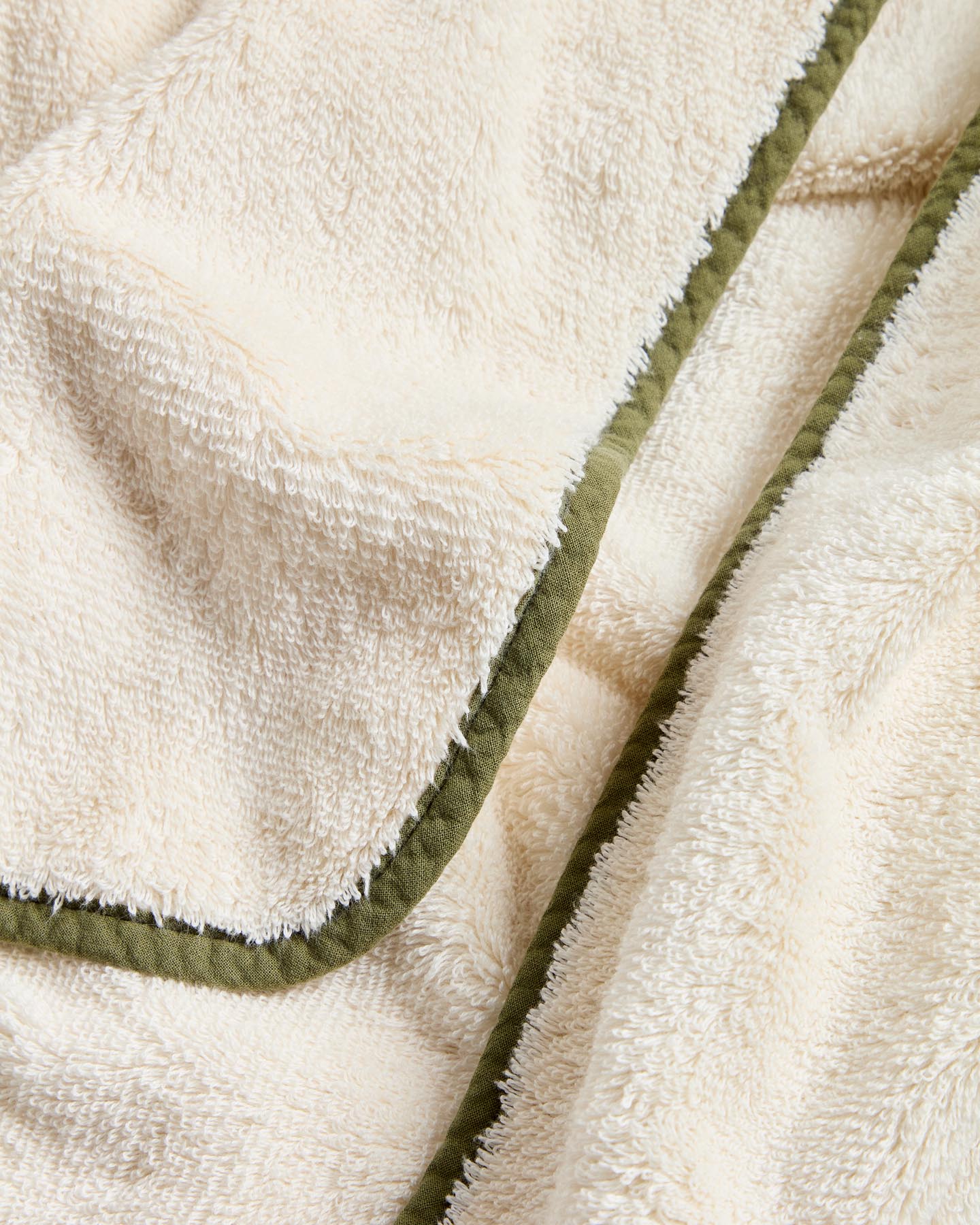 Handtuch Sedora aus 100 % Baumwolle mit grünem Kontrastdetail 50 x 90 cm in Grün präsentiert im Onlineshop von KAQTU Design AG. Handtuch ist von Kave Home