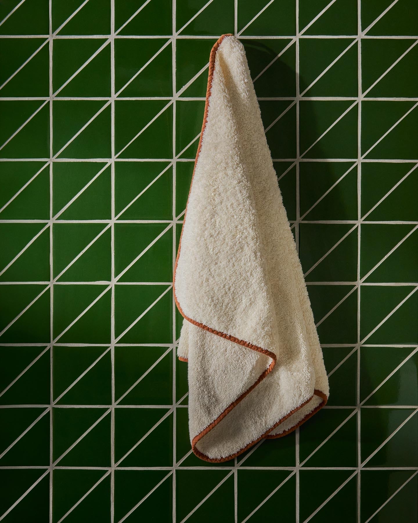 Handtuch Sedora aus 100 % Baumwolle mit orangefarbenem Kontrastdetail 50 x 90 cm in Orange präsentiert im Onlineshop von KAQTU Design AG. Handtuch ist von Kave Home