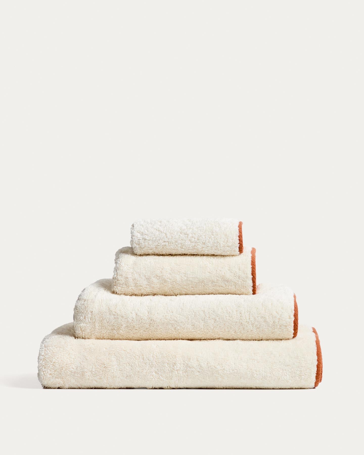 Handtuch Sedora aus 100 % Baumwolle mit orangefarbenem Kontrastdetail 70 x 140 cm in Orange präsentiert im Onlineshop von KAQTU Design AG. Handtuch ist von Kave Home