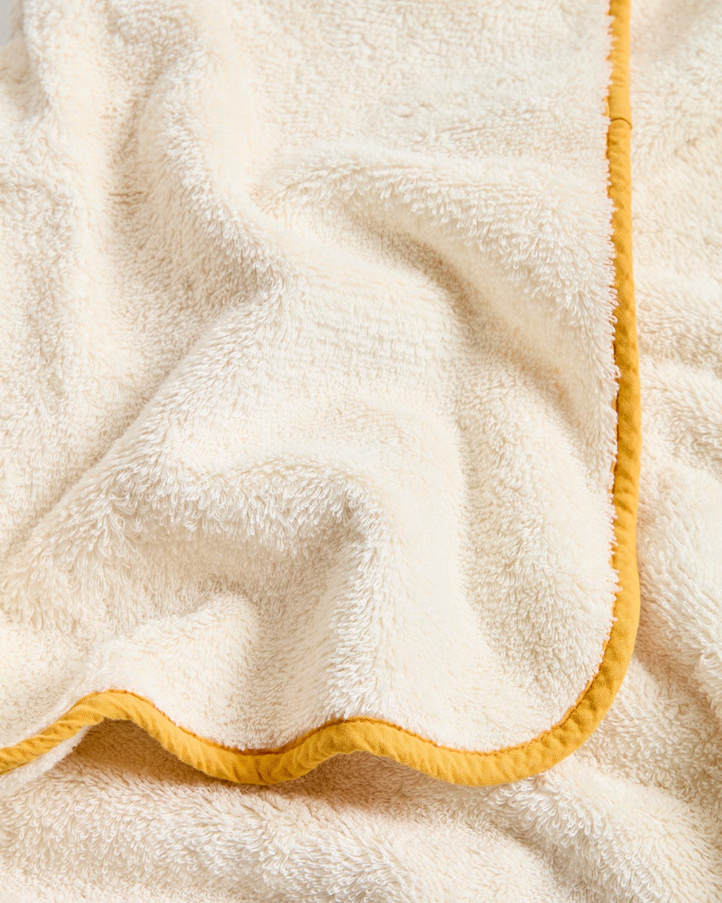 Handtuch Sedora aus 100 % Baumwolle mit gelbem Kontrastdetail 70 x 140 cm in Gelb präsentiert im Onlineshop von KAQTU Design AG. Handtuch ist von Kave Home