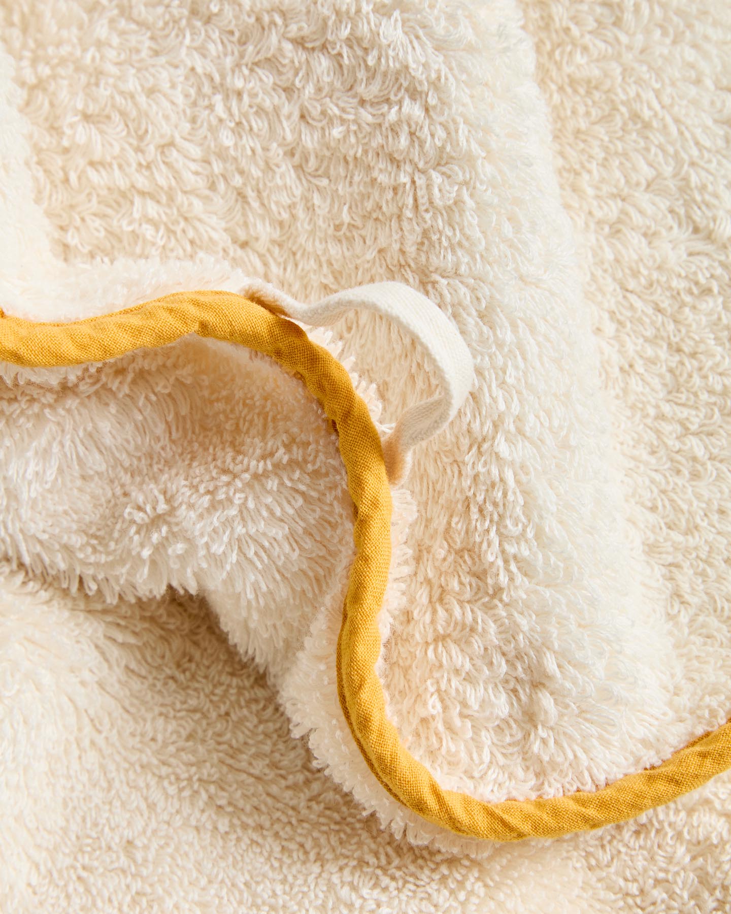 Handtuch Sedora aus 100 % Baumwolle mit gelbem Kontrastdetail 70 x 140 cm in Gelb präsentiert im Onlineshop von KAQTU Design AG. Handtuch ist von Kave Home