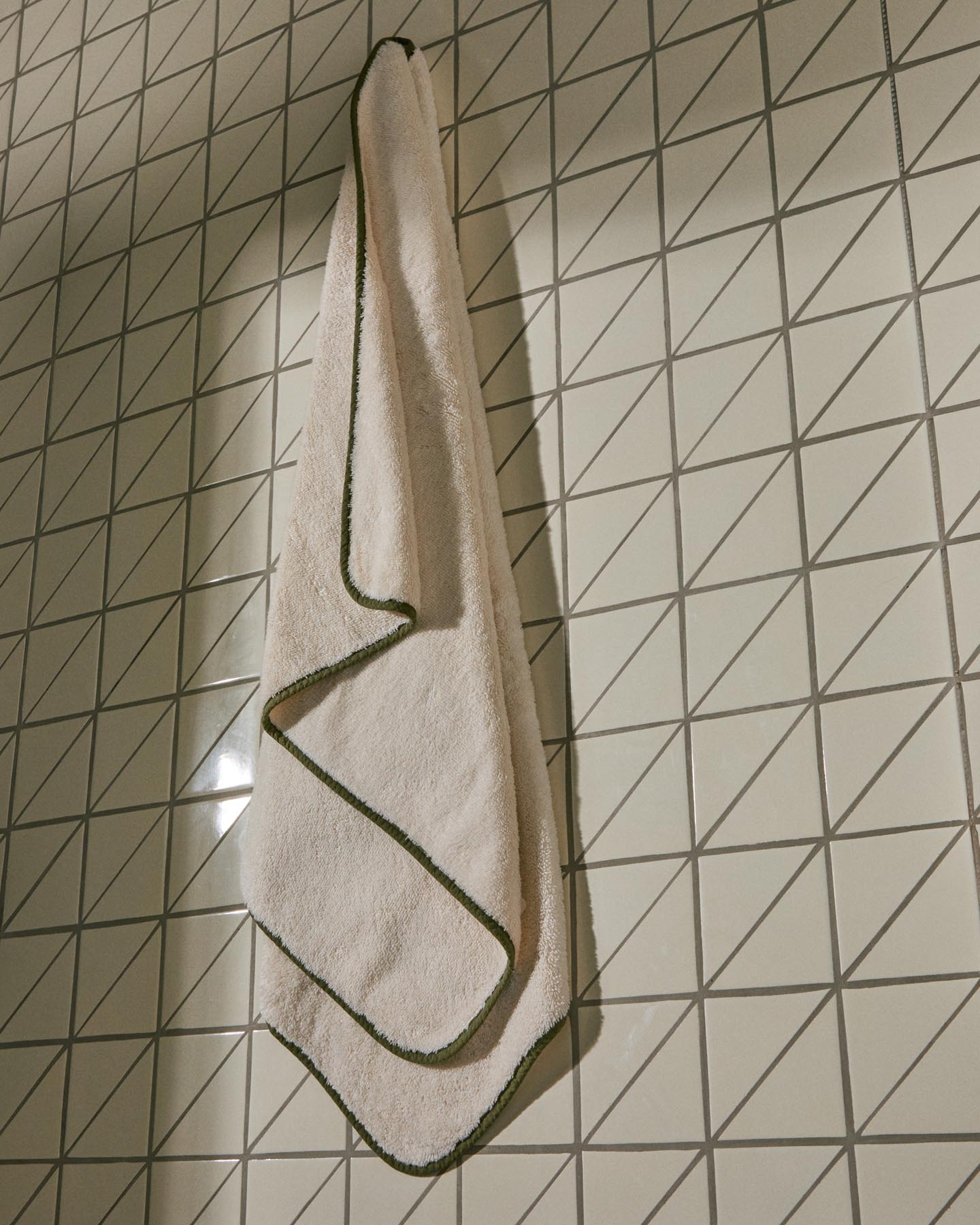 Handtuch Sedora aus 100 % Baumwolle mit grünem Kontrastdetail 100 x 150 cm in Grün präsentiert im Onlineshop von KAQTU Design AG. Handtuch ist von Kave Home