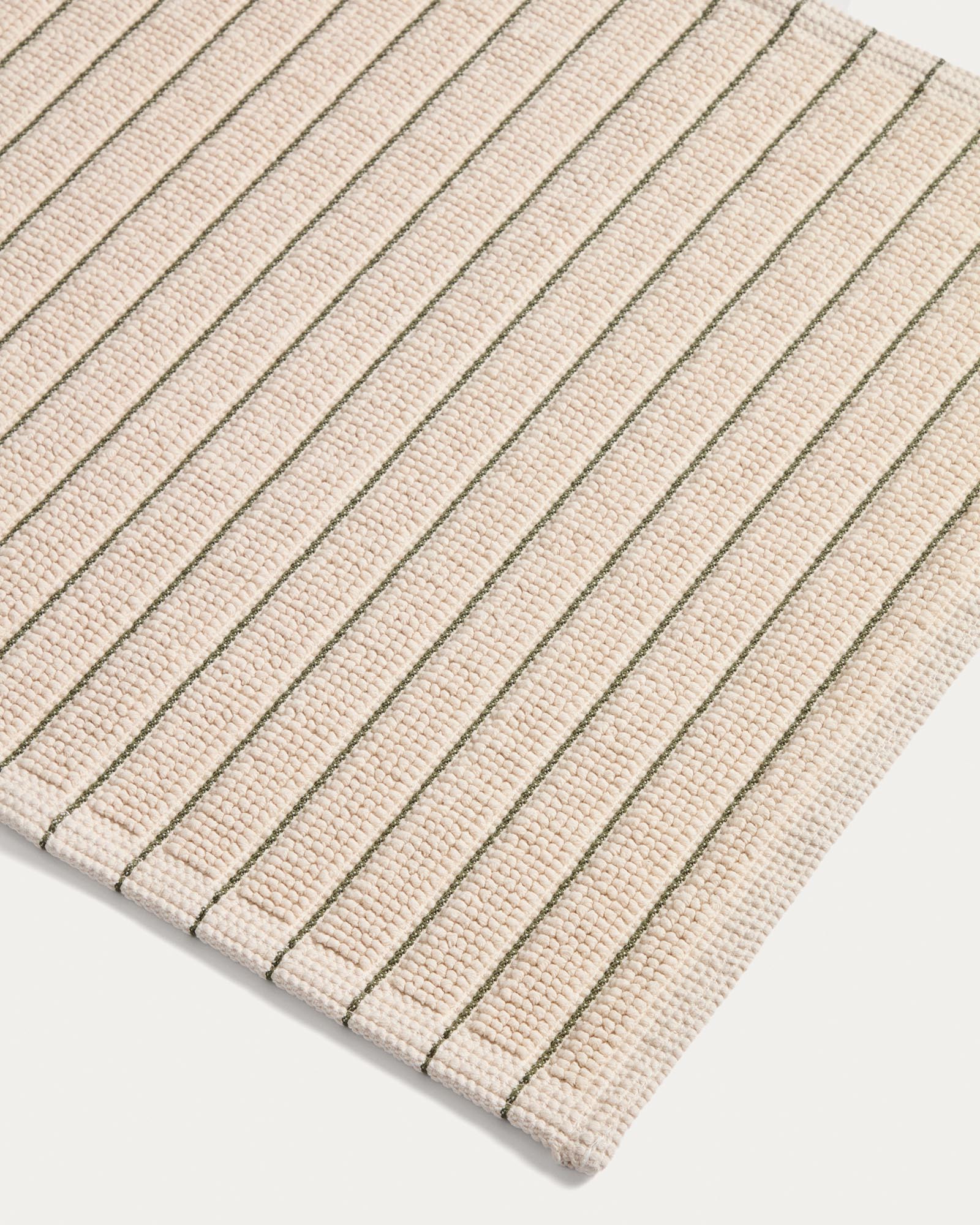 Badezimmermatte Merade aus Baumwolle mit grünen Streifen 50 x 80 cm in Ecru präsentiert im Onlineshop von KAQTU Design AG. Badematte ist von Kave Home