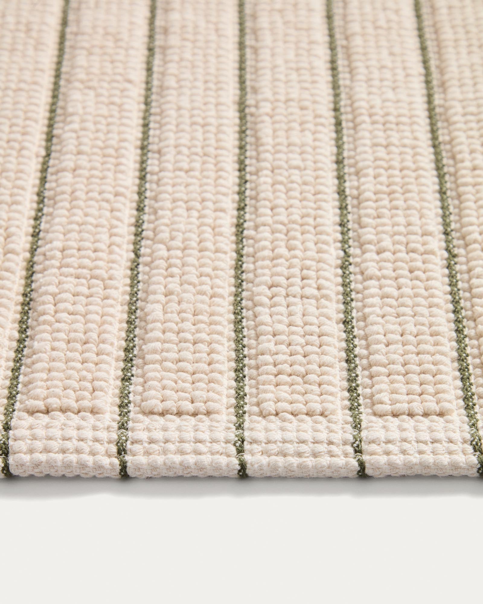 Badezimmermatte Merade aus Baumwolle mit grünen Streifen 50 x 80 cm in Ecru präsentiert im Onlineshop von KAQTU Design AG. Badematte ist von Kave Home