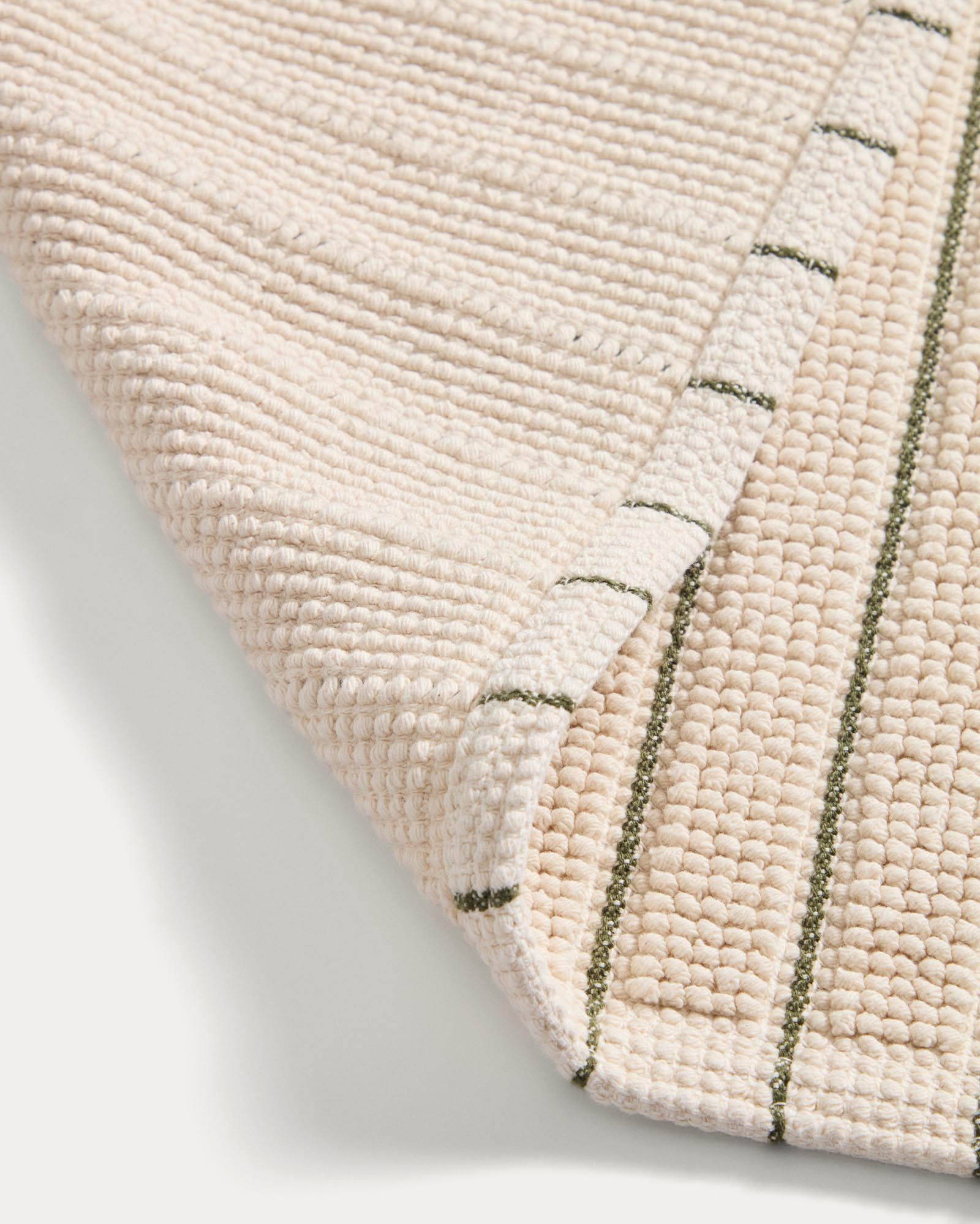 Badezimmermatte Merade aus Baumwolle mit grünen Streifen 50 x 80 cm in Ecru präsentiert im Onlineshop von KAQTU Design AG. Badematte ist von Kave Home