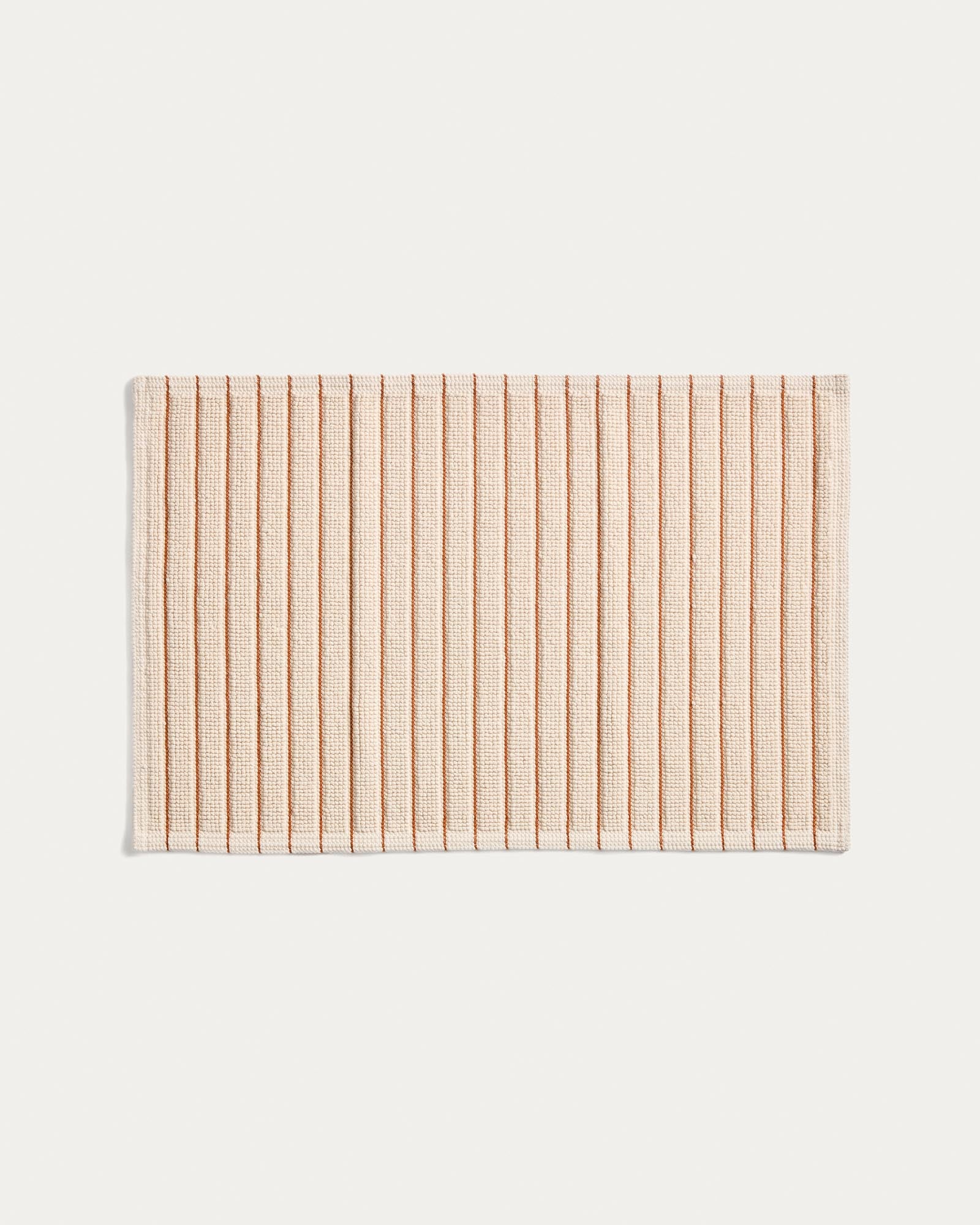 Badezimmermatte Merade aus Baumwolle mit orangefarbenen Streifen 50 x 80 cm in Ecru präsentiert im Onlineshop von KAQTU Design AG. Badematte ist von Kave Home
