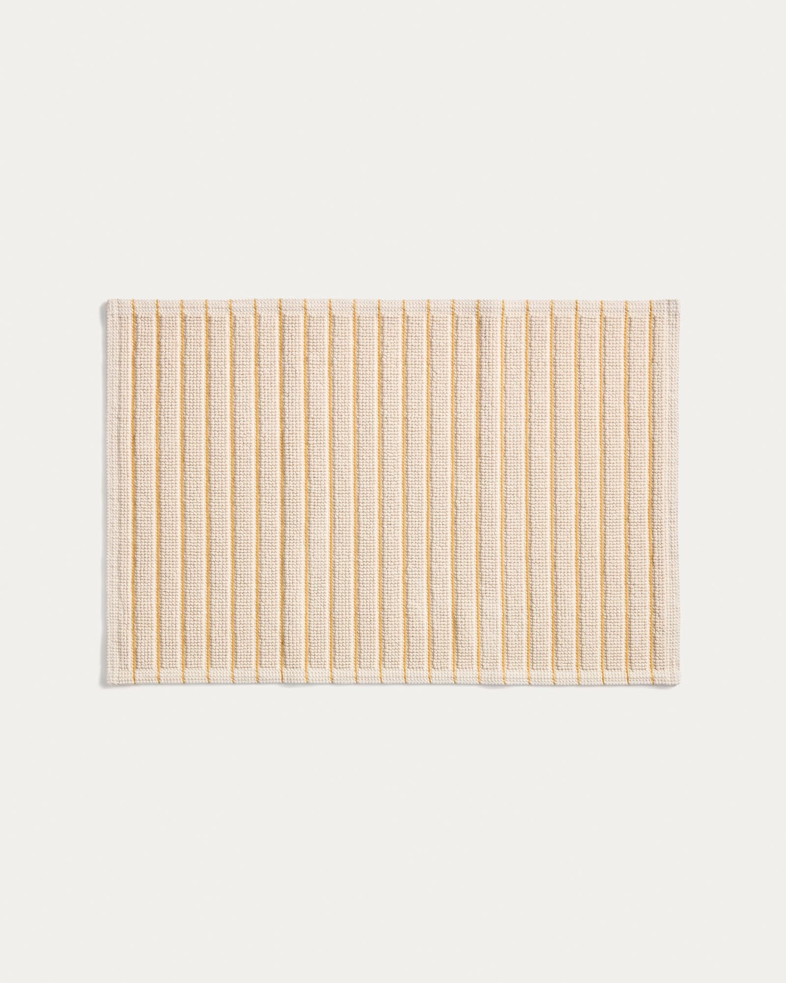 Badezimmermatte Merade aus Baumwolle mit gelben Streifen 50 x 80 cm in Ecru präsentiert im Onlineshop von KAQTU Design AG. Badematte ist von Kave Home
