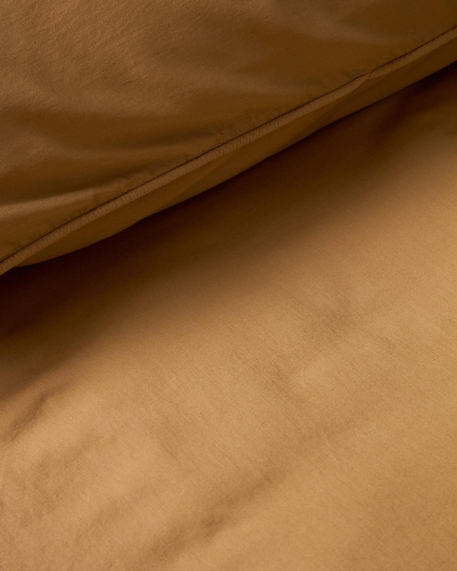 Eleganter Bettbezug Sirale in Kupfer aus 100 % Baumwollsatin mit sanftem Washed-Finish, ideal für 90-cm-Betten, von Kave Home.