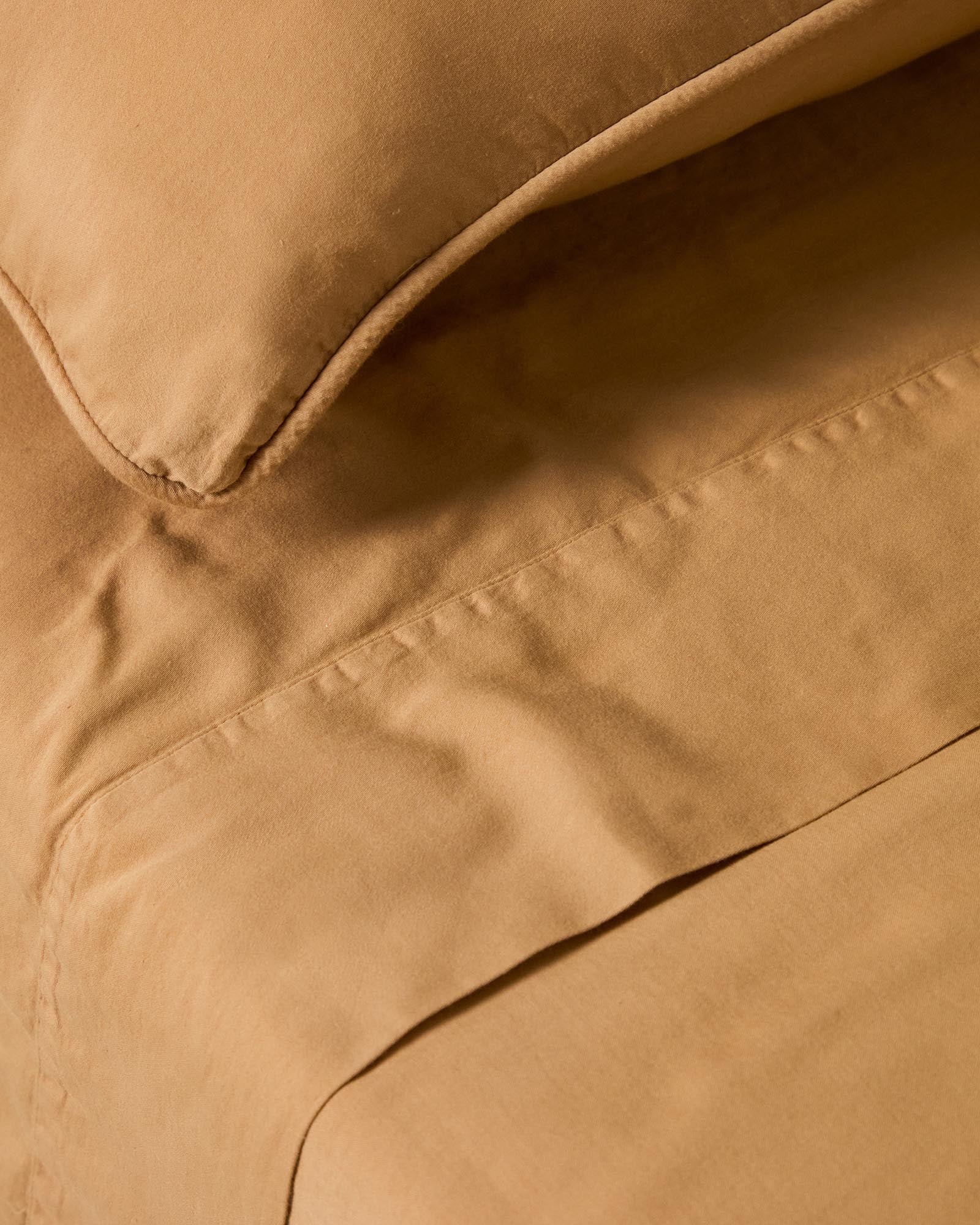 Elegantes Set aus zwei Kopfkissenbezügen in warmem Kupfer, gefertigt aus hochwertigem 100 % Baumwollsatin mit einem stilvollen Washed-Finish.