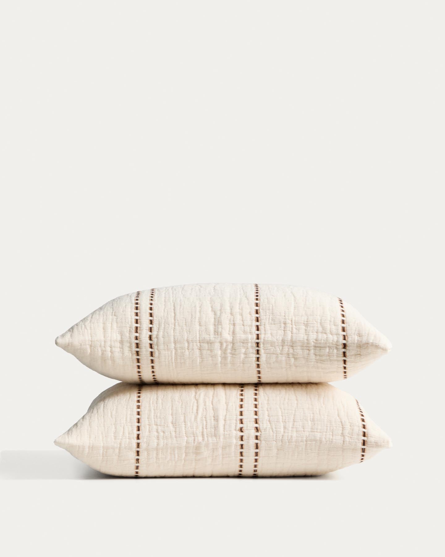 Set Siloda mit 2 Kissenbezügen aus beige gestreifter Doppelgaze aus Baumwolle, 50 x 50 cm in Beige präsentiert im Onlineshop von KAQTU Design AG. Deko Kissenbezug ist von Kave Home