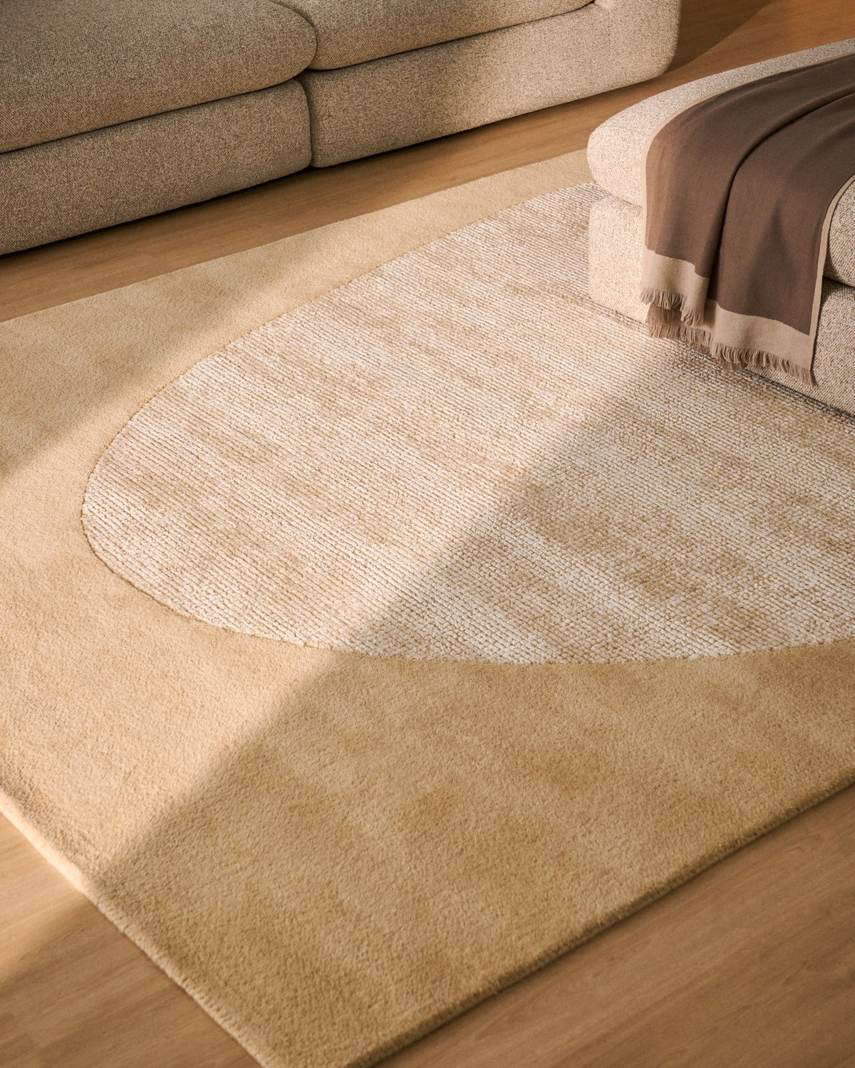 Beige Wollteppich Ivena von Kave Home, handgewebt, rechteckige Form, 200 x 300 cm, mit sichtbaren natürlichen Texturunregelmässigkeiten.