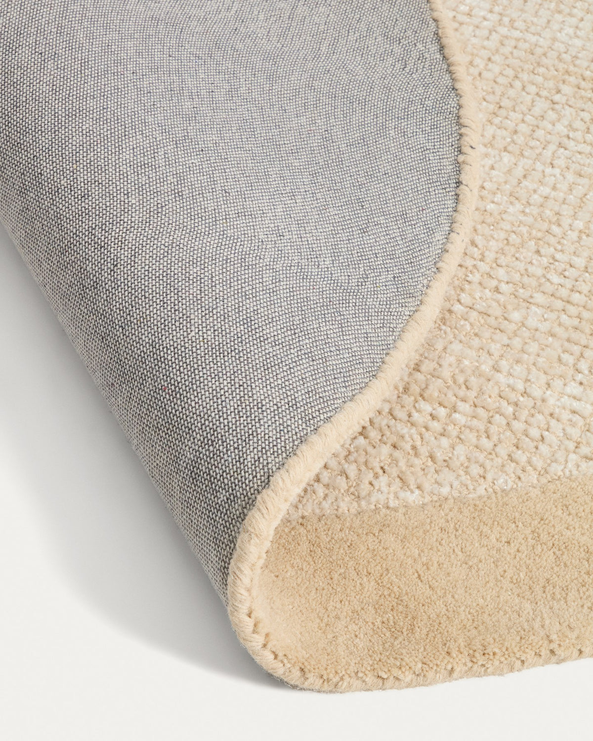 Beige Teppich Ivena von Kave Home mit Wollrahmen und Viskose-Innenseite, handgewebt mit sichtbaren Naturfaser-Unregelmässigkeiten.