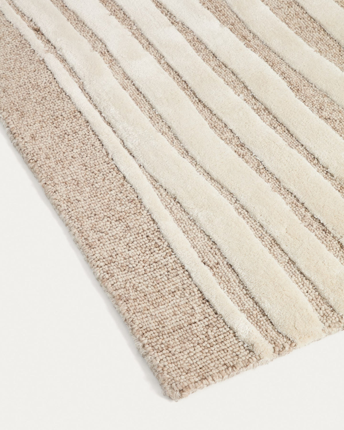 Rechteckiger Teppich in Beige mit grafischem Reliefmuster aus Wolle und Viskose, handgefertigt, Grösse 160 x 230 cm.