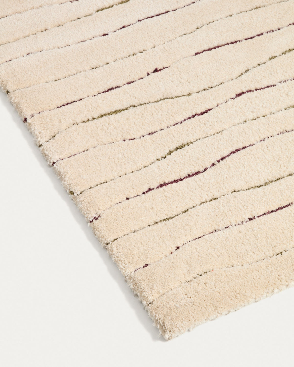 Beiger Teppich Loram aus Polyester mit Fell-Optik und wellenförmigem Reliefmuster, handgefertigt, Grösse 160 x 230 cm.