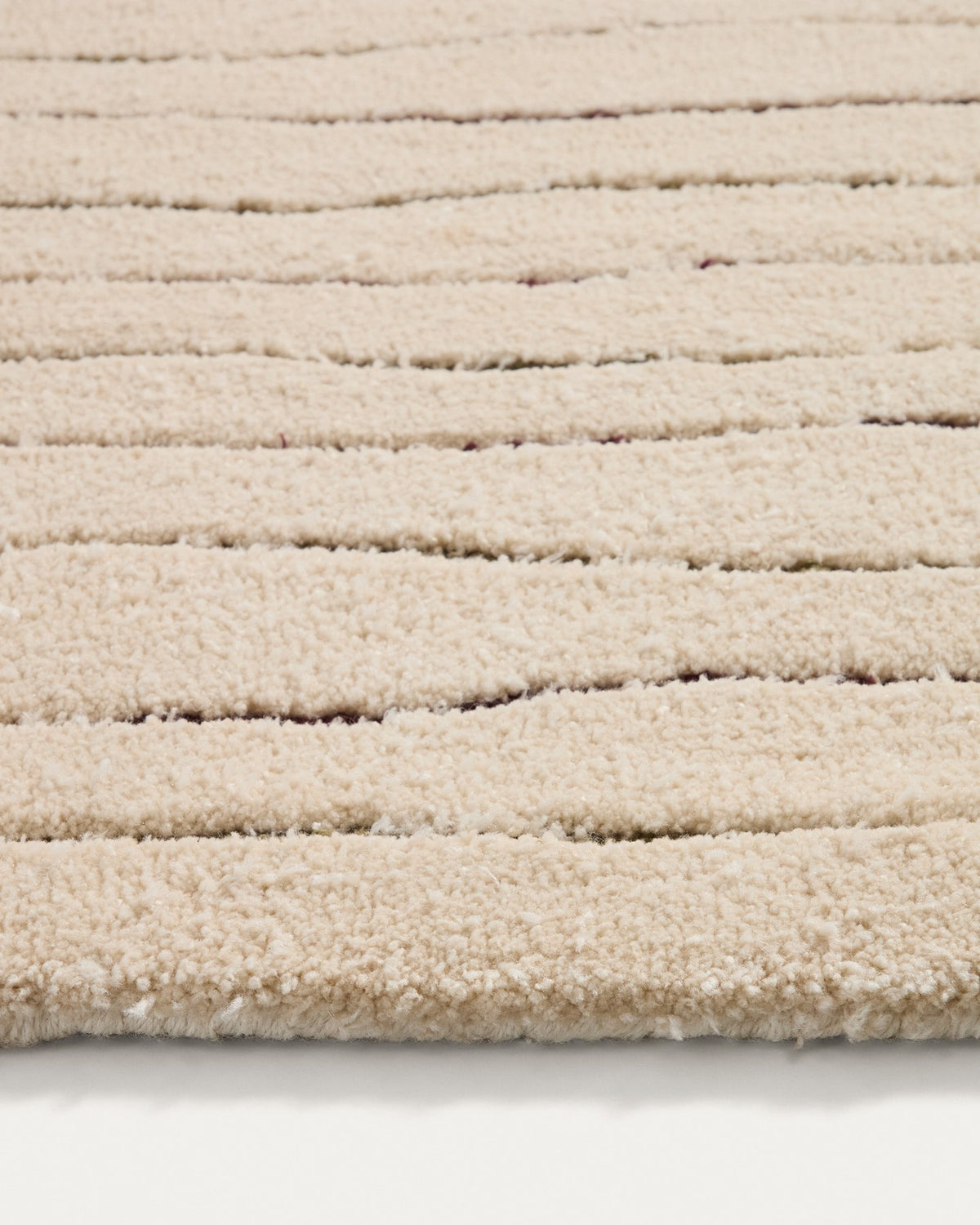 Beige Teppich Loram aus 100% Polyester mit Fell-Optik und wellenförmigem Reliefmuster, Format 200 x 300 cm, handgefertigt.