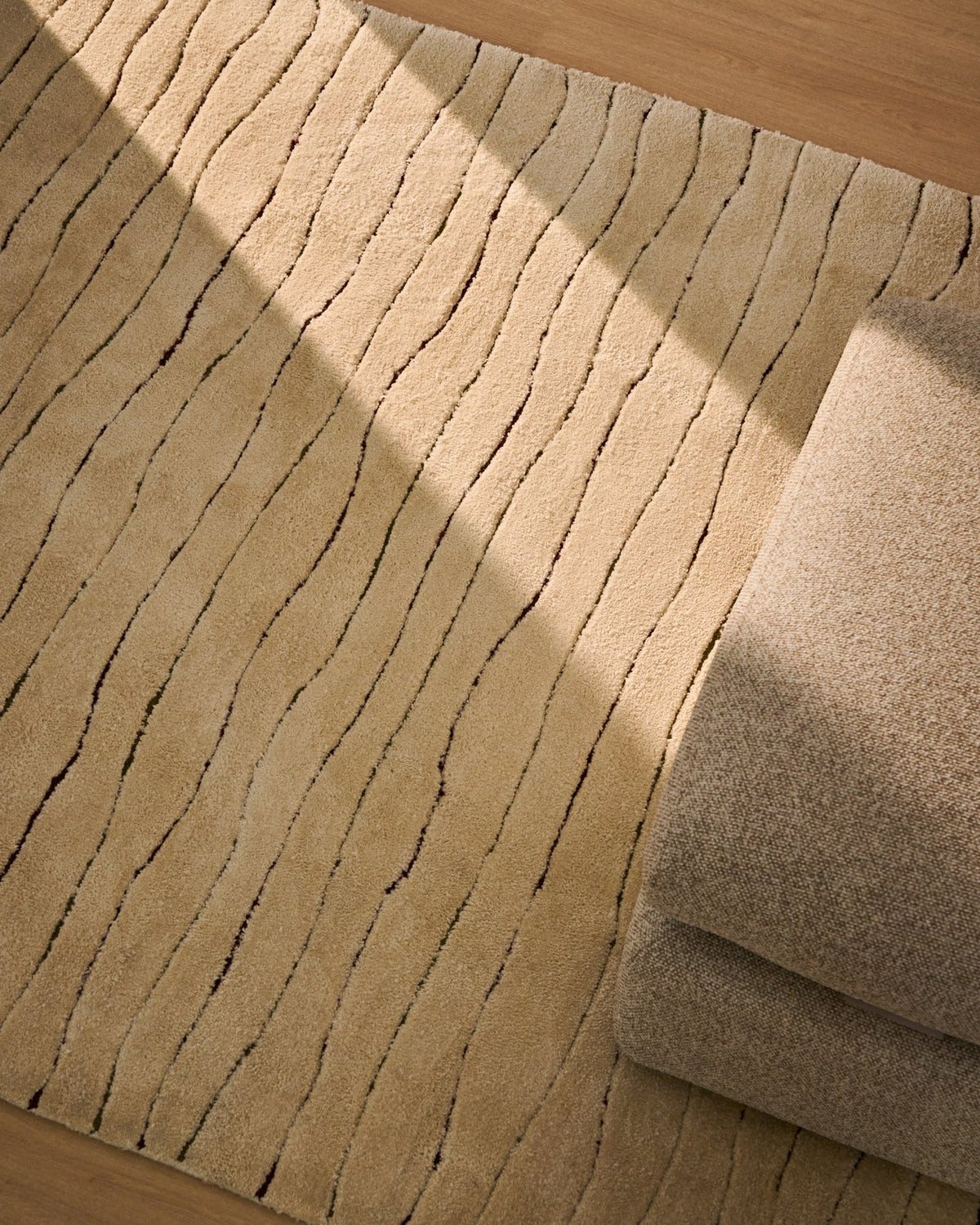 Beige Teppich Loram aus 100% Polyester mit Fell-Optik und wellenförmigem Reliefmuster, Format 200 x 300 cm, handgefertigt.