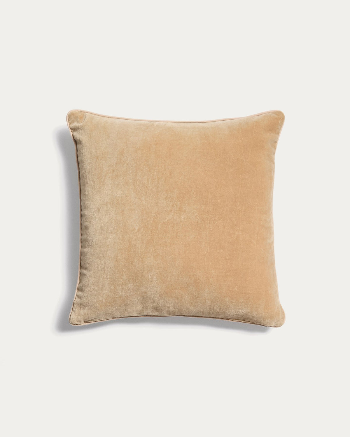 Zweifarbiger Kissenbezug Ovelin aus Samt in Beige und Ecru, 45 x 45 cm, mit Kontrastpaspel, aus 100% Baumwolle gefertigt.
