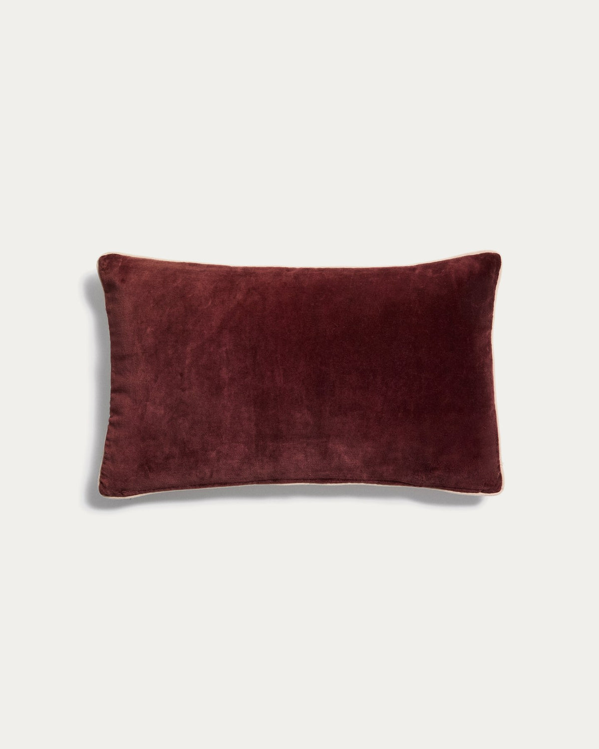 Kissenbezug Ovelin aus Samt, zweifarbig in Granatrot und Ecru, mit Kontrastpaspel, 100% Baumwolle, Masse 50 x 30 cm.