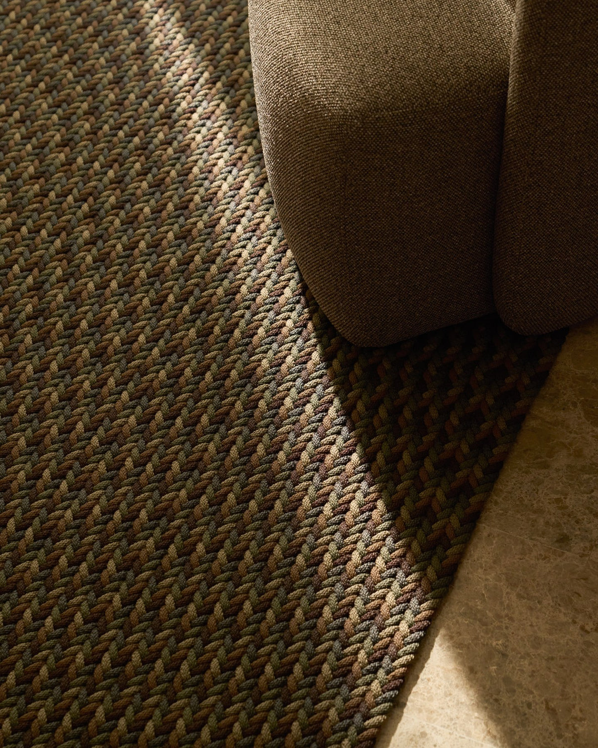 Handgeflochtener Teppich Despas aus Synthetikfasern (Polypropylen/Polyester) in mehrfarbigem Design, rechteckige Form, Grösse 160 x 230 cm.