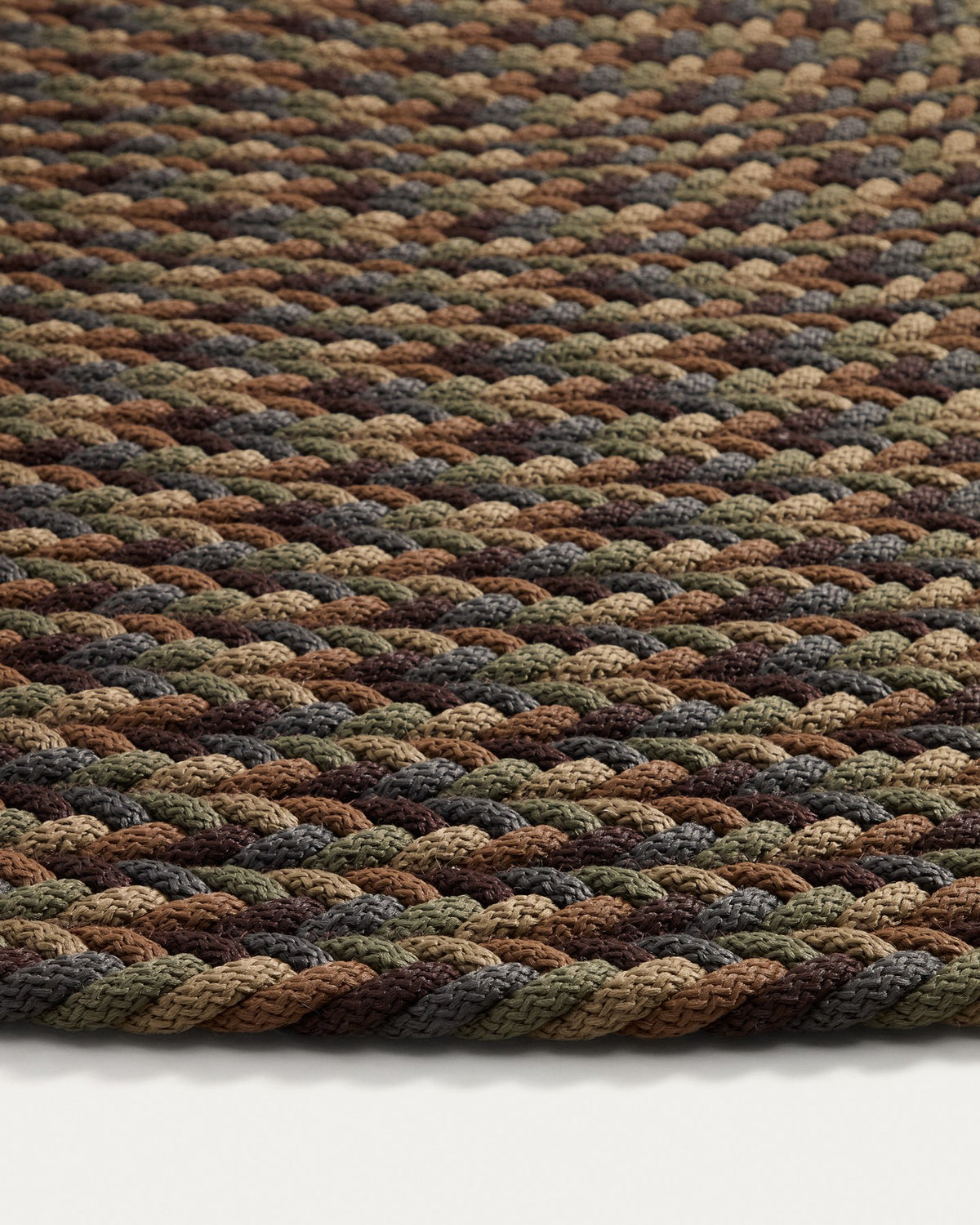 Runder mehrfarbiger Teppich Despas mit Ø 200 cm aus 74% Polypropylen und 24% Polyester, handgefertigt, liegt flach am Boden.
