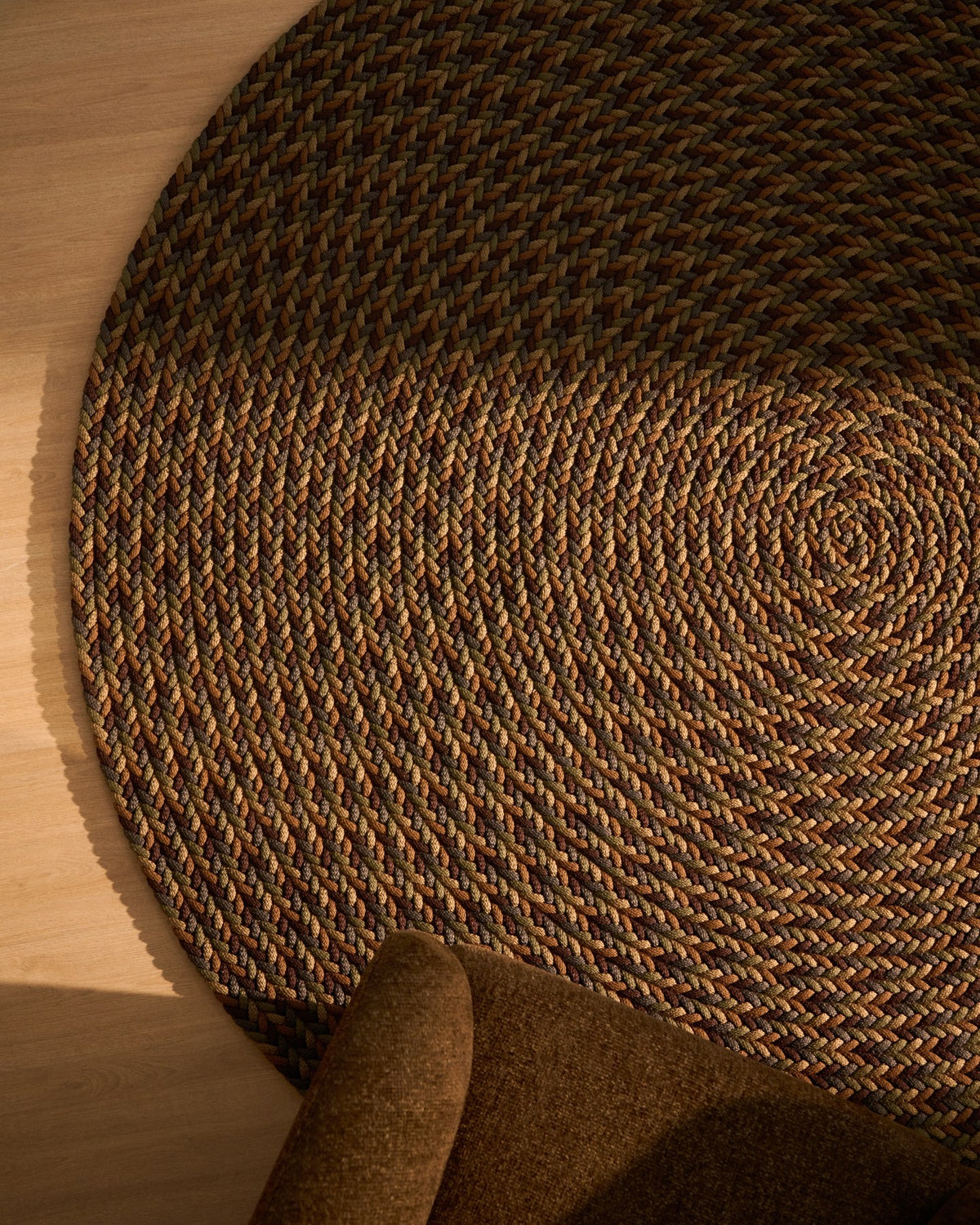 Runder mehrfarbiger Teppich Despas mit Ø 200 cm aus 74% Polypropylen und 24% Polyester, handgefertigt, liegt flach am Boden.