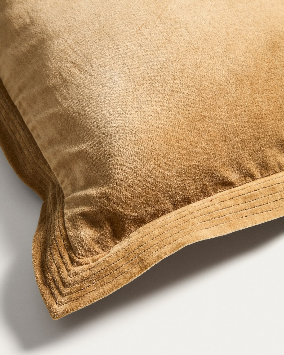 Beige Kissenbezug aus Samt mit umlaufendem Rand und kontrastierender Stickerei, quadratische Form, Grösse 45 x 45 cm.