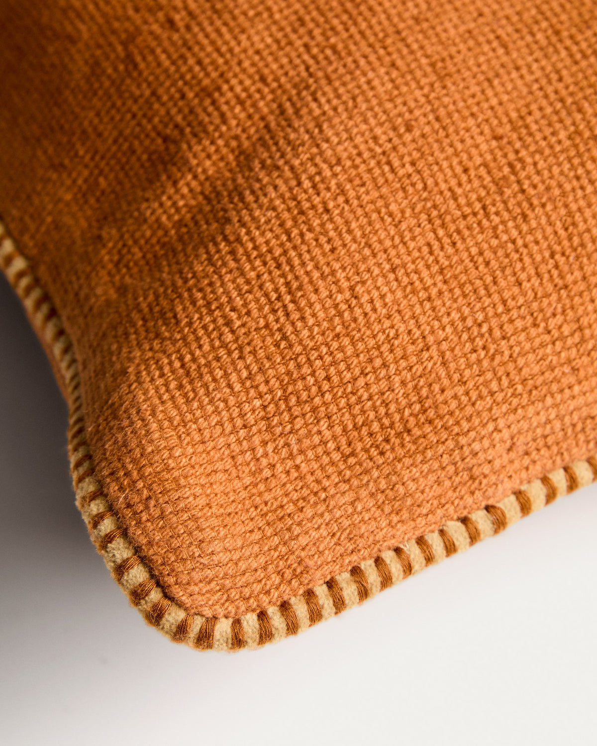 Kissenbezug Lunor aus 100% Baumwolle in Beige mit orangefarbener Paspelstickerei, quadratische Form, 45 x 45 cm, handgefertigt.