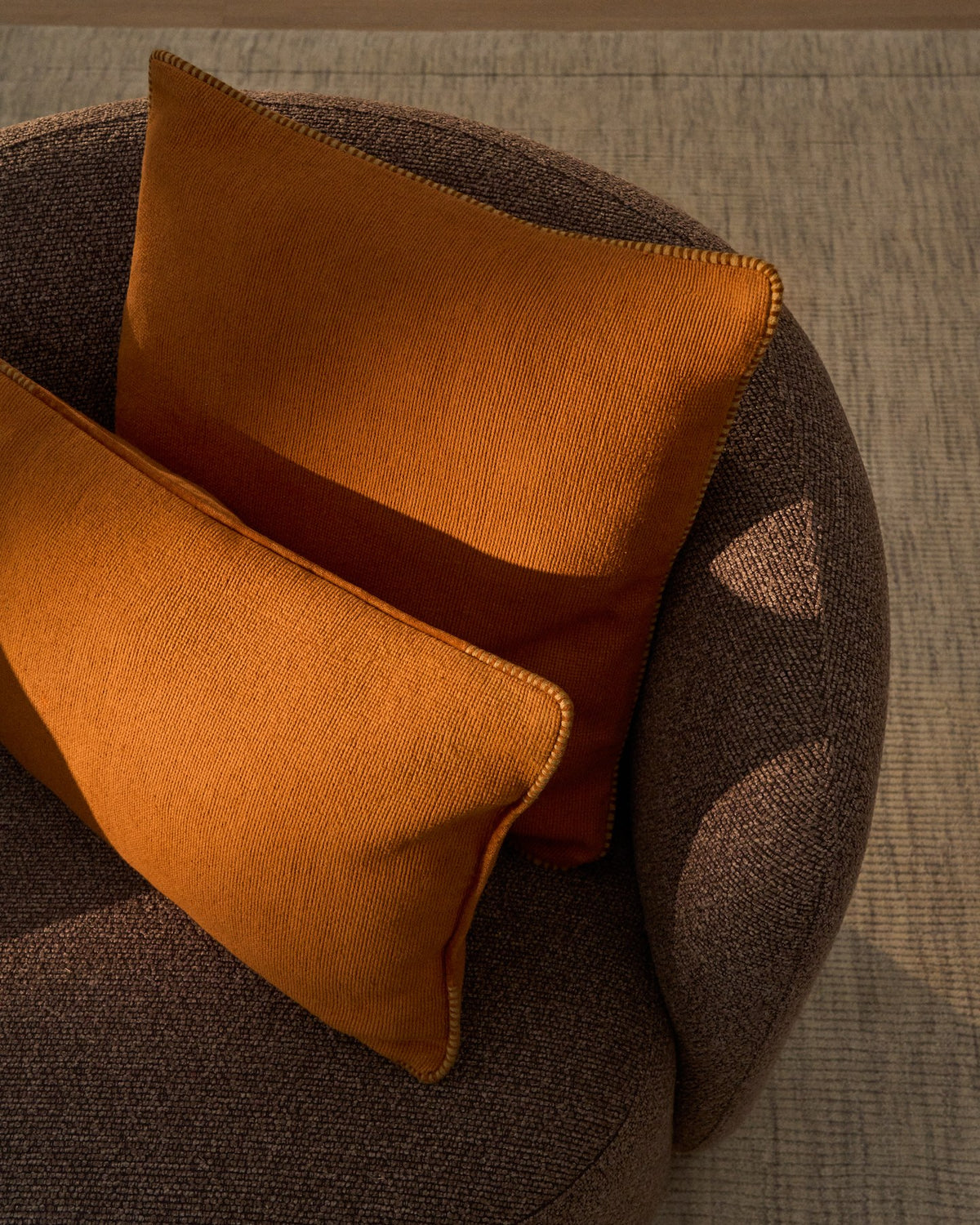 Kissenbezug Lunor aus 100% Baumwolle in Beige mit orangefarbener Paspelstickerei, quadratische Form, 45 x 45 cm, handgefertigt.