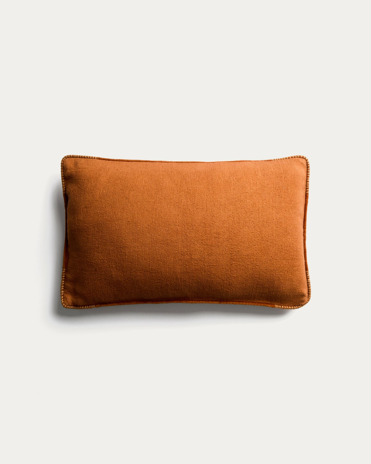 Beiger Kissenbezug Lunor von Kave Home aus Baumwolle mit orangefarbener Kontrastpaspel und handgestickter Verzierung, 30 x 50 cm.