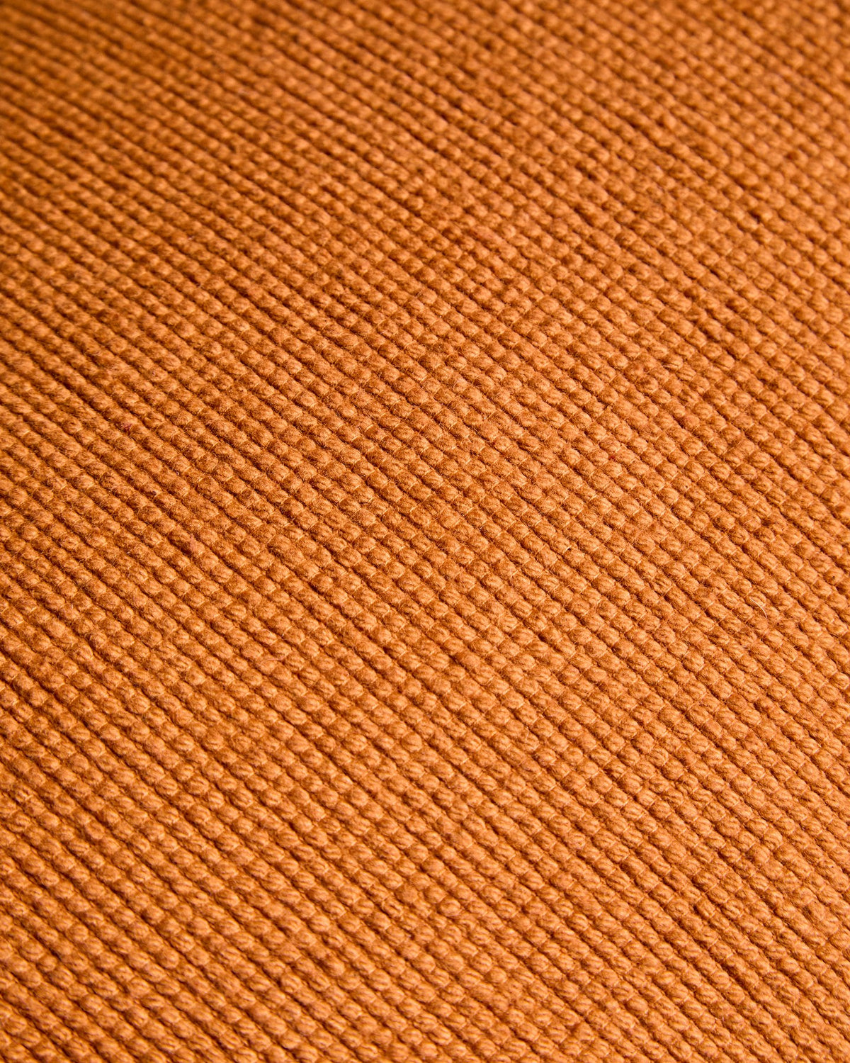 Beiger Kissenbezug Lunor von Kave Home aus Baumwolle mit orangefarbener Kontrastpaspel und handgestickter Verzierung, 30 x 50 cm.
