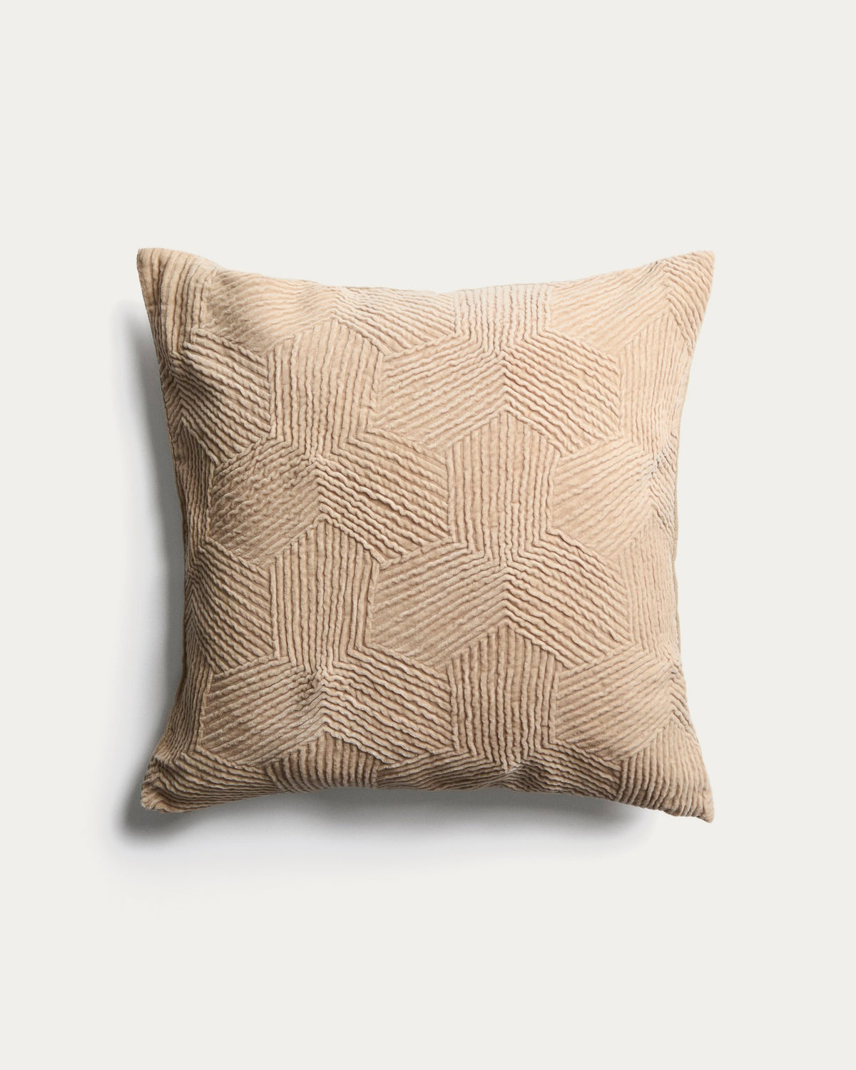 Kissenbezug Morine aus Samt in Beige mit gestickter geometrischer Vorderseite, quadratische Form, Grösse 50 x 50 cm.