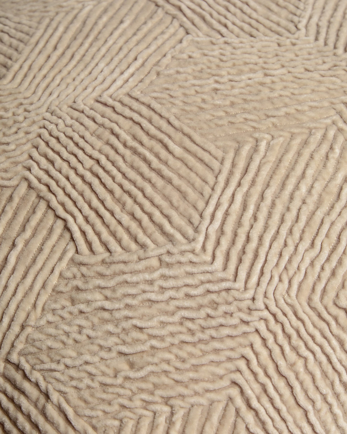 Kissenbezug Morine aus Baumwollsamt in gebrochenem Weiss mit geometrisch bestickter Vorderseite, quadratische Form, 30 x 50 cm.
