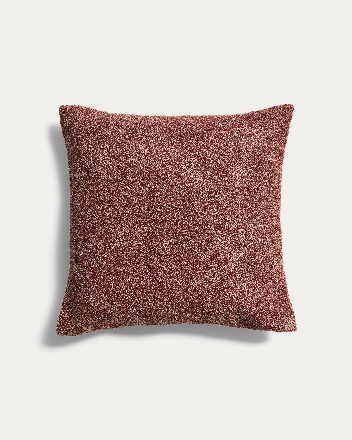 Quadratischer Kissenbezug Olinan aus Bouclé-Melange-Stoff in Granatrot, 100% Baumwolle, Grösse 50 x 50 cm, von Kave Home.
