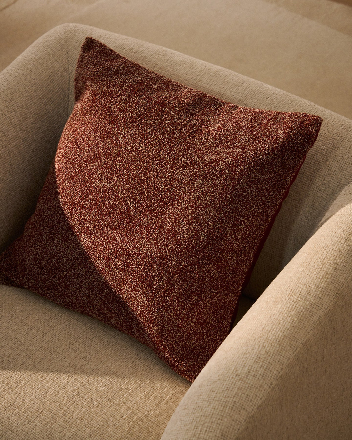 Quadratischer Kissenbezug Olinan aus Bouclé-Melange-Stoff in Granatrot, 100% Baumwolle, Grösse 50 x 50 cm, von Kave Home.
