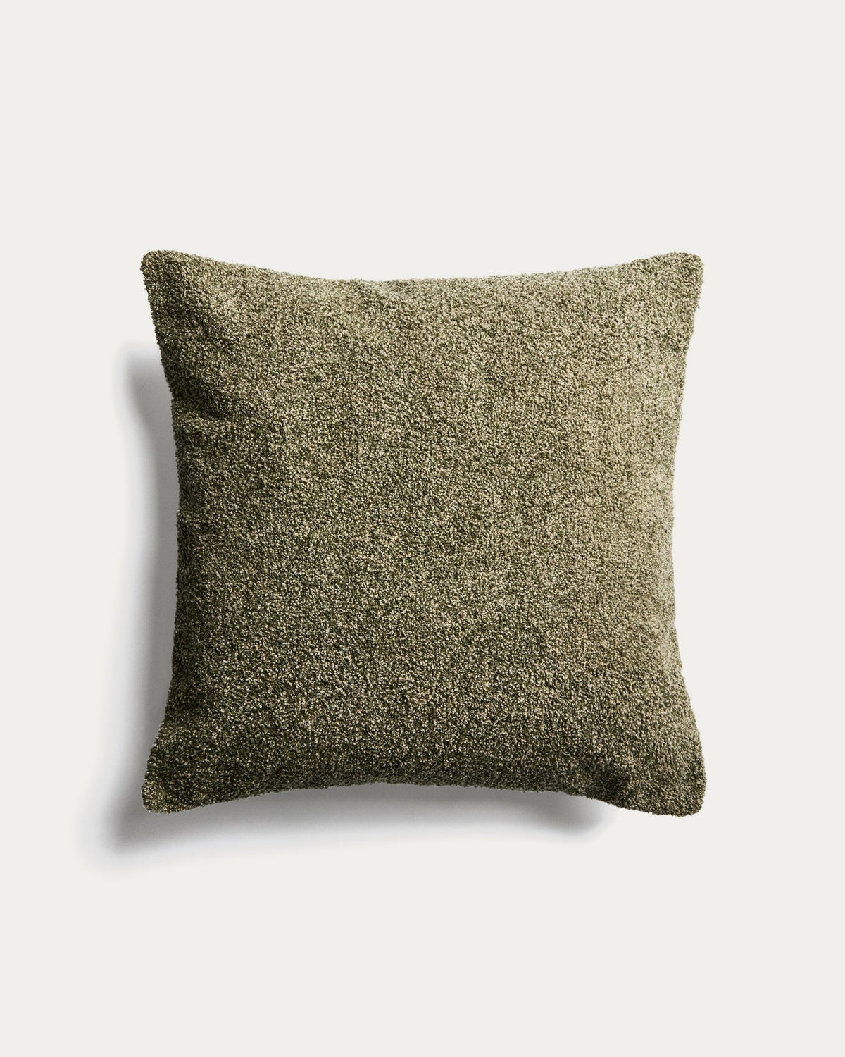 Quadratischer Kissenbezug Olinan von Kave Home aus grünem Bouclé-Melange-Gewebe, 100% Baumwolle, Format 50 x 50 cm.