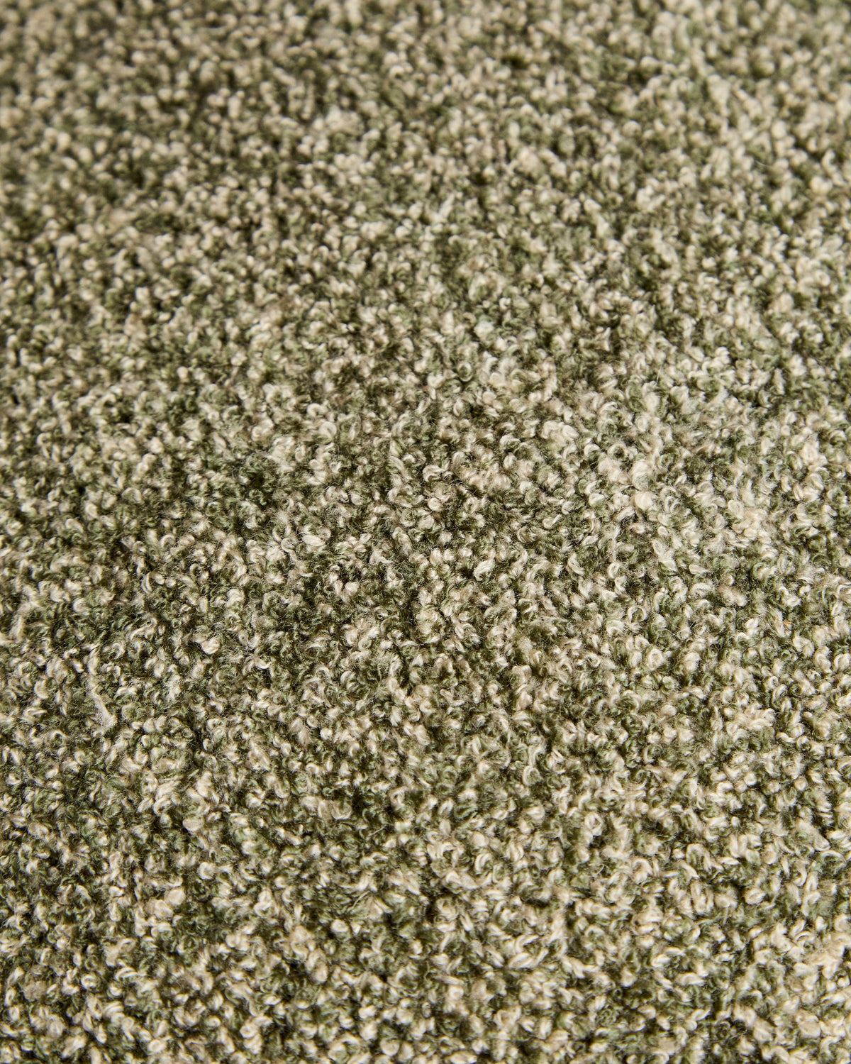 Quadratischer Kissenbezug Olinan von Kave Home aus grünem Bouclé-Melange-Gewebe, 100% Baumwolle, Format 50 x 50 cm.