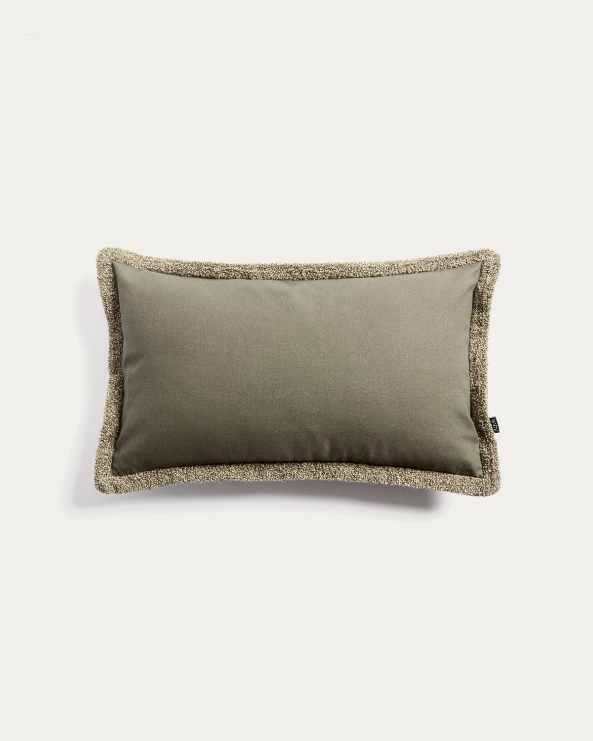 Grüner Kissenbezug Olinan mit Bouclé-Melange-Struktur aus 100% Baumwolle, Format 30 x 50 cm, auf hellem Untergrund drapiert.