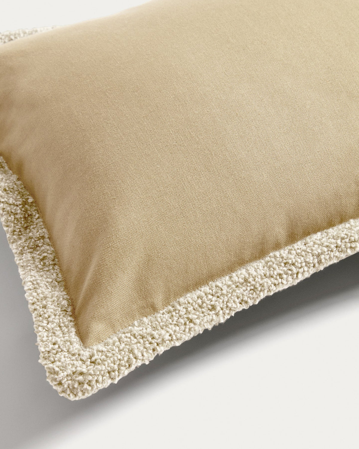 Beiger Kissenbezug Olinan von Kave Home aus 100% Baumwolle mit Bouclé-Struktur, quadratische Form, Grösse 30 x 50 cm.
