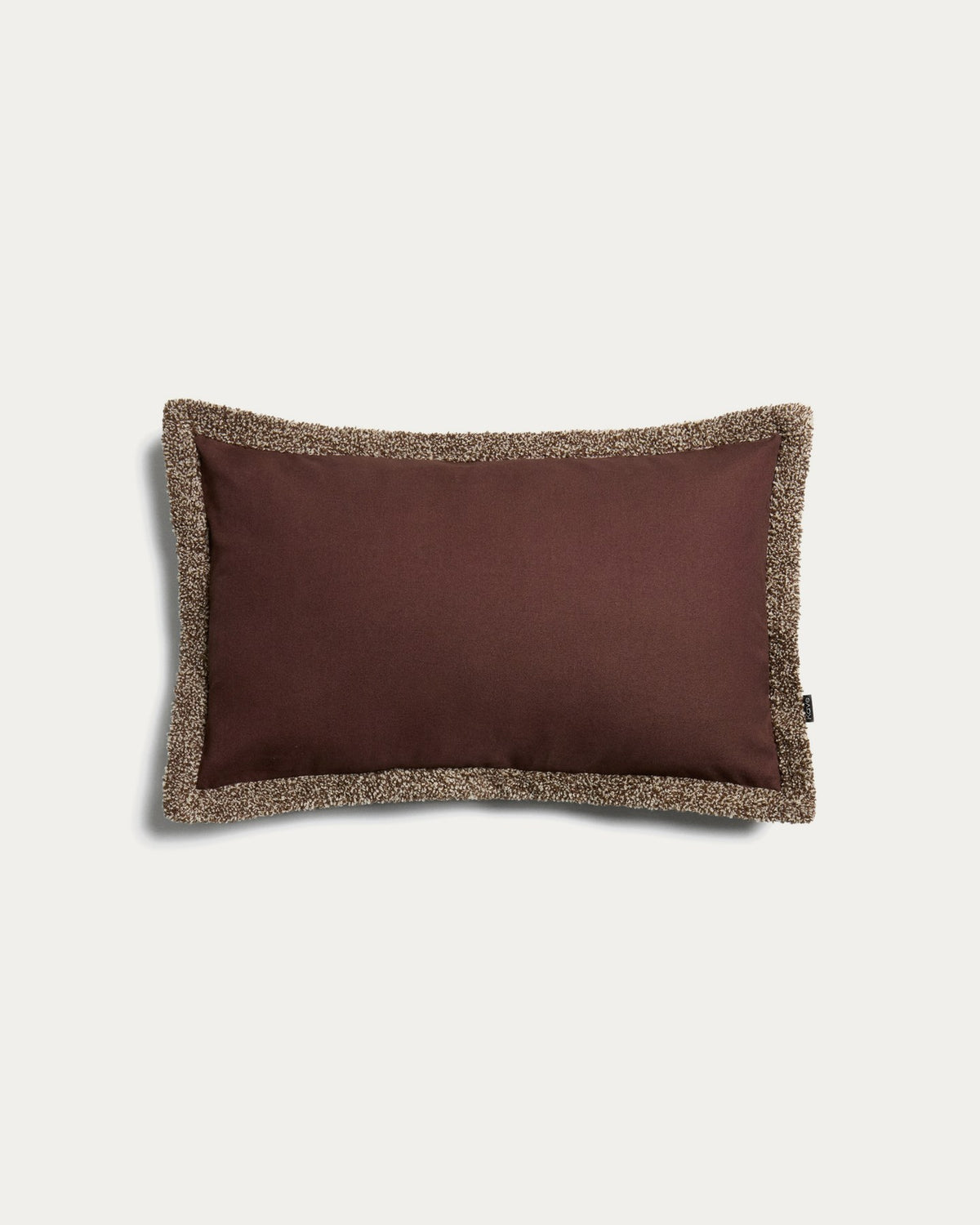 Foto eines beigen Kissenbezugs Olinan aus 100% Baumwolle mit Bouclé-Melange-Struktur, quadratische Form, Detailansicht des Gewebes.
