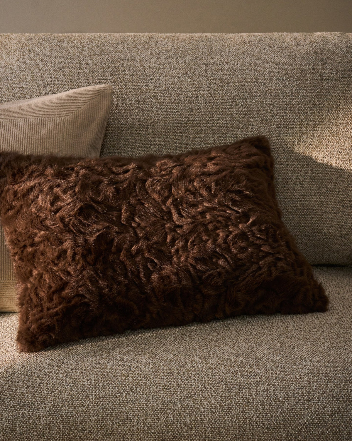Kissenbezug Oruma aus Kunstfell in Astrachan-Optik, schokobraun, rechteckige Form, Grösse 40 x 60 cm, Gartenkissen von Kave Home.